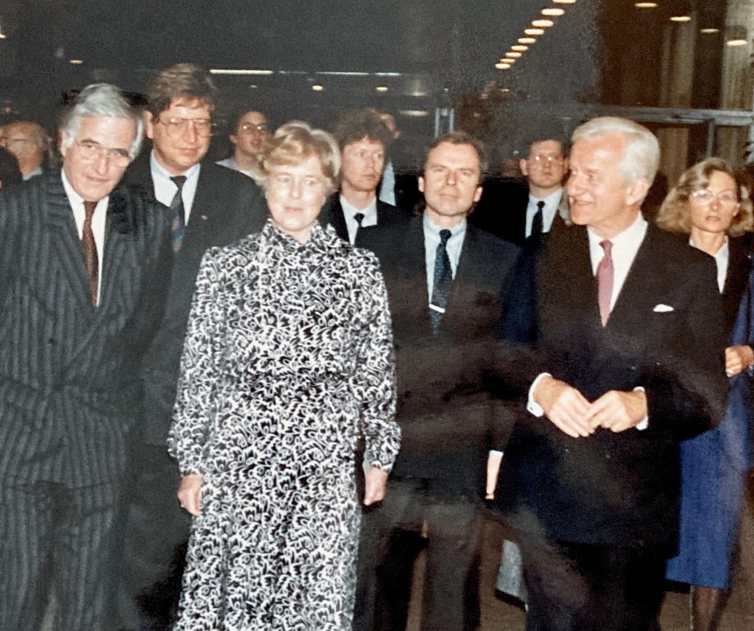 Eine Gruppe von Menschen in Anzug und Krawatte steht zusammen