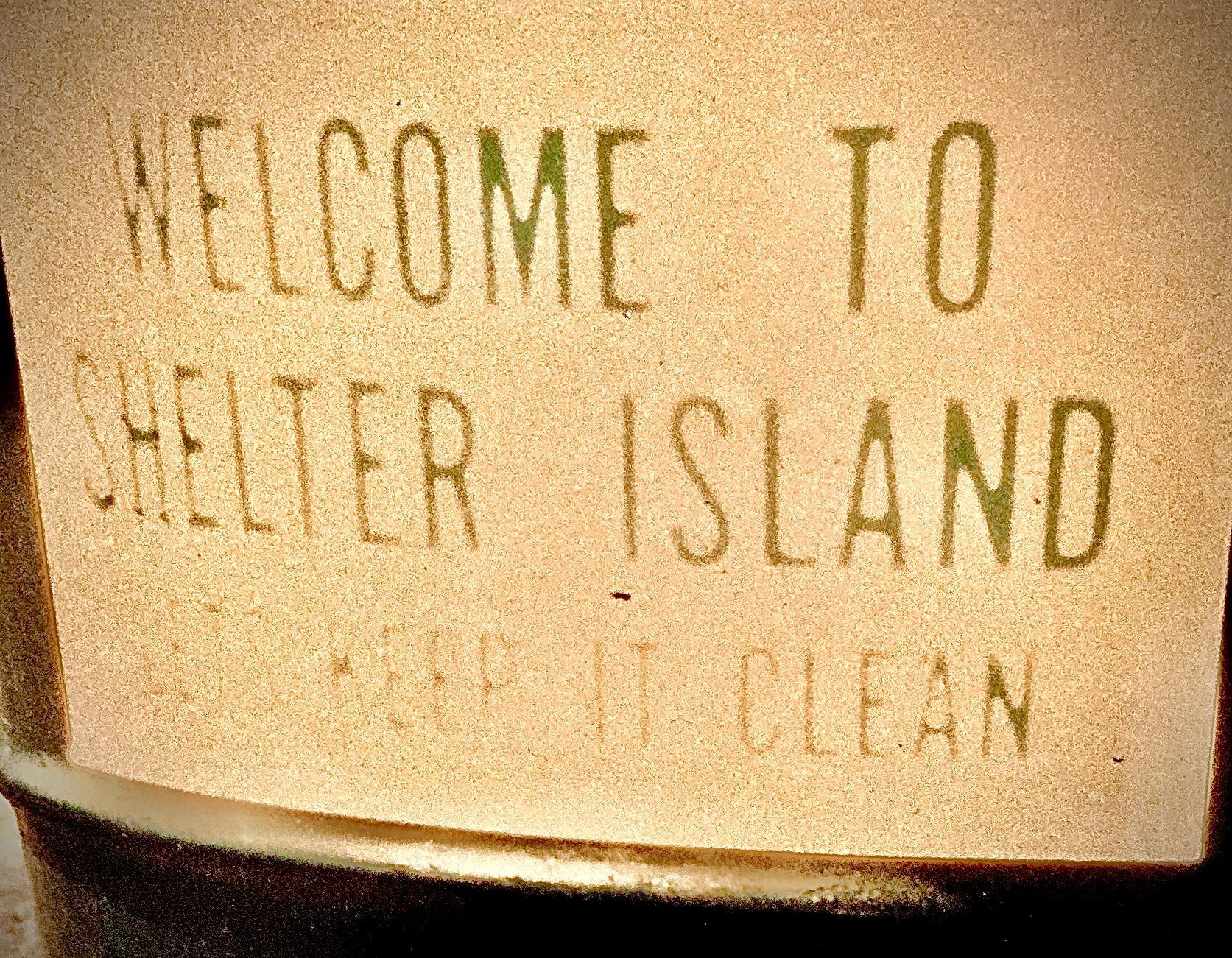 Ein Schild mit der Aufschrift „Willkommen auf Shelter Island“