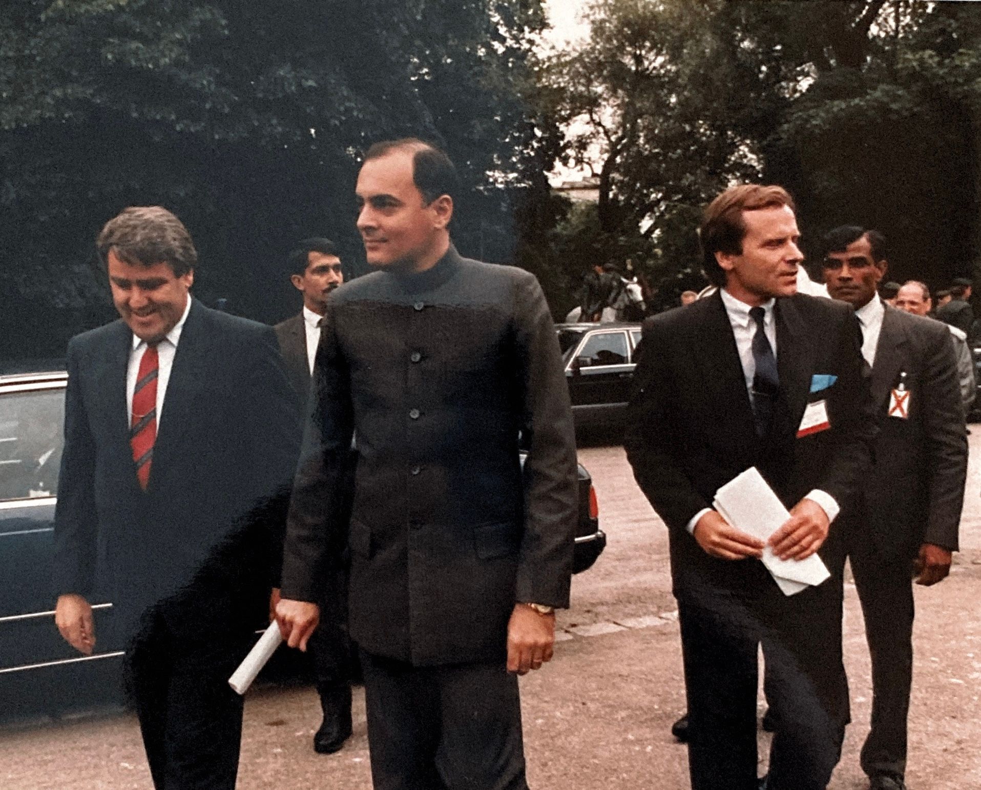 Eine Gruppe von Männern in Anzug und Krawatte geht eine Straße entlang