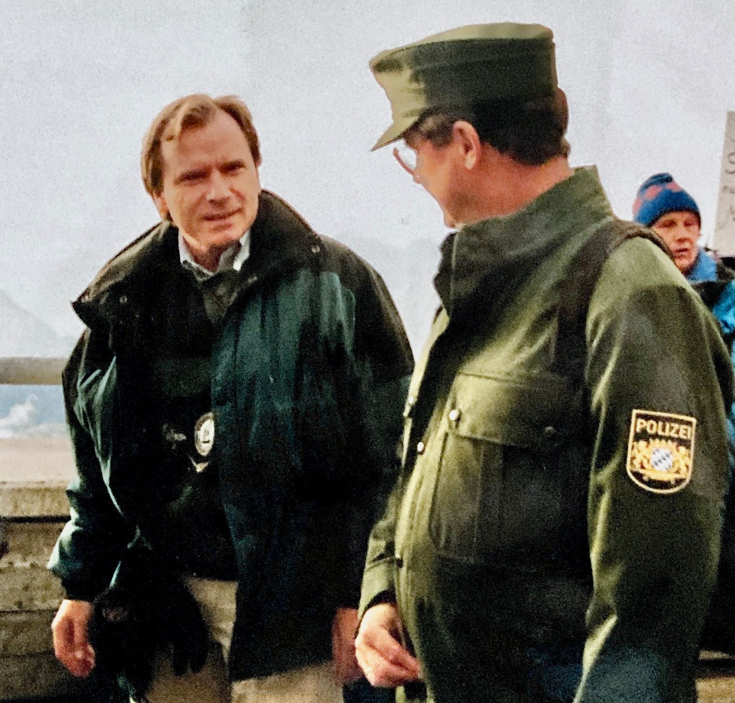 Ein Mann in Polizeiuniform spricht mit einem anderen Mann