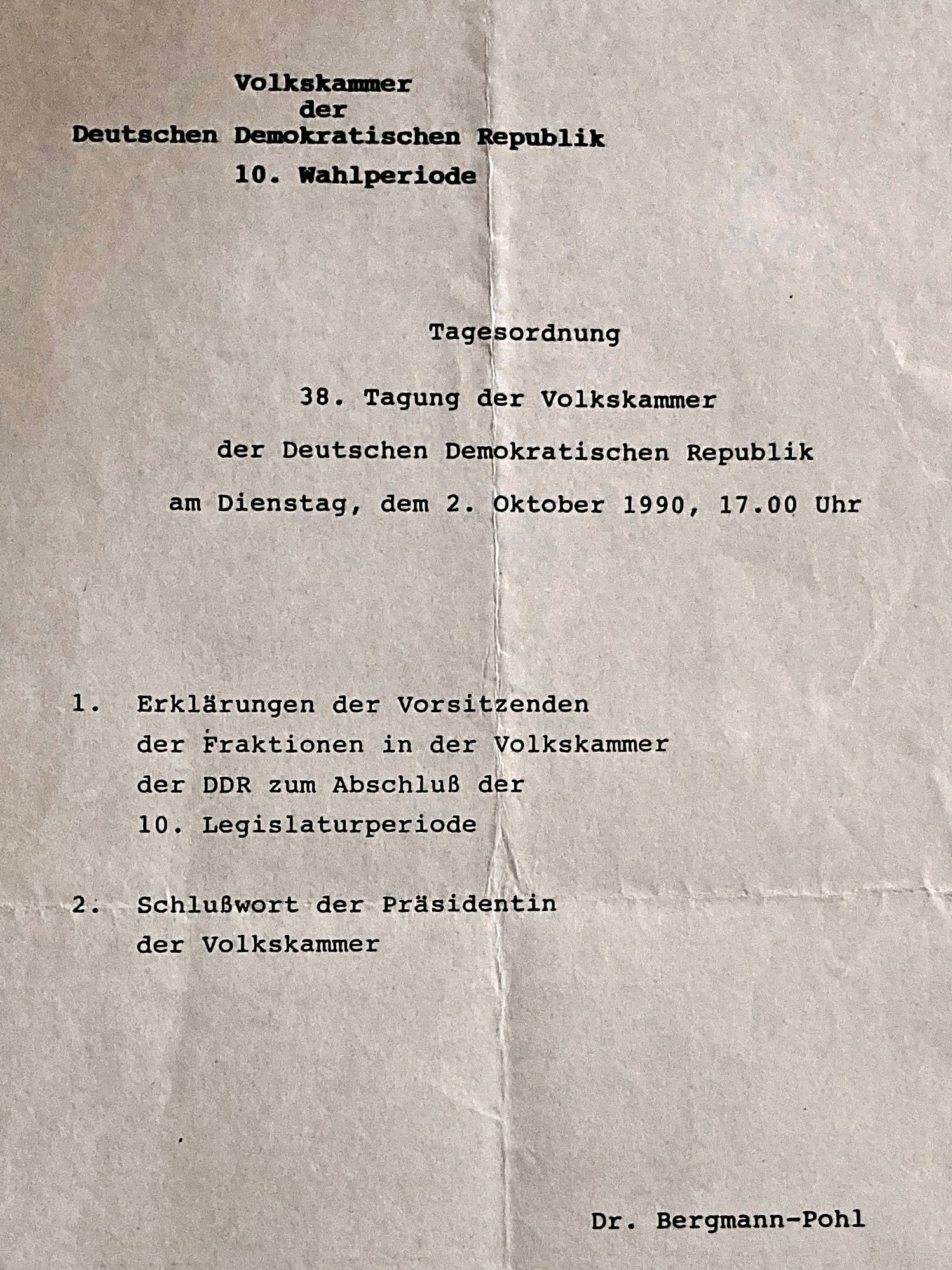 Ein Stück Papier mit der Aufschrift „Volkskammer“