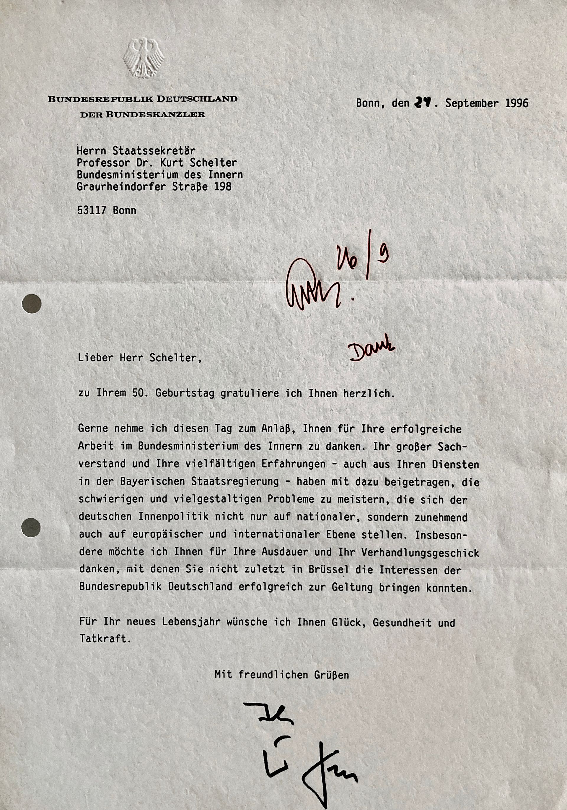 Eine Nahaufnahme eines Briefes mit einer Unterschrift darauf