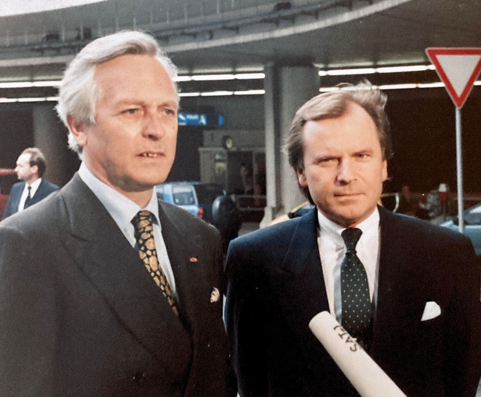 Zwei Männer in Anzug und Krawatte stehen nebeneinander