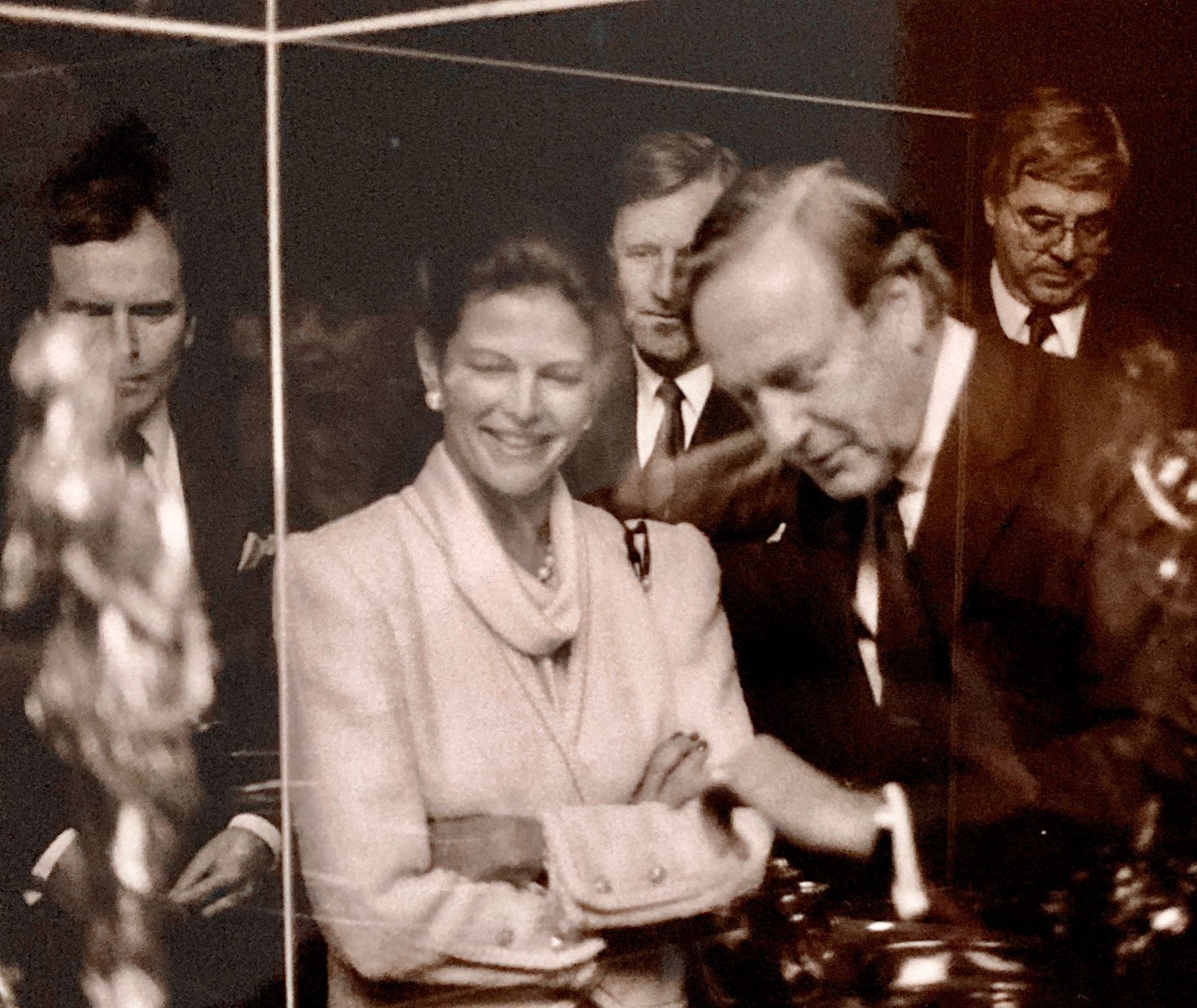 Ein Schwarzweißfoto von einem Mann und einer Frau