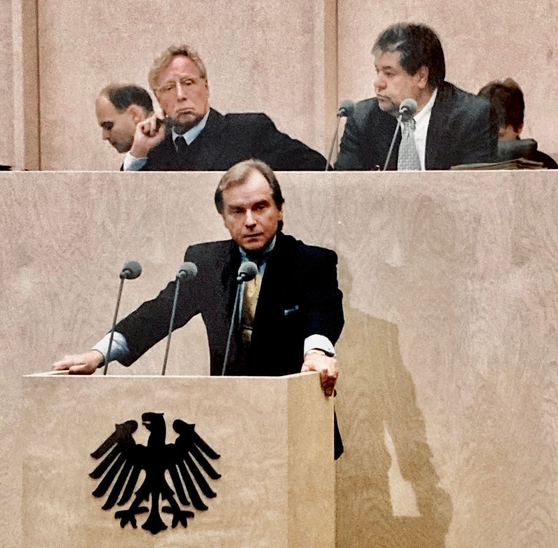 Ein Mann steht an einem Podium mit einem Adler darauf