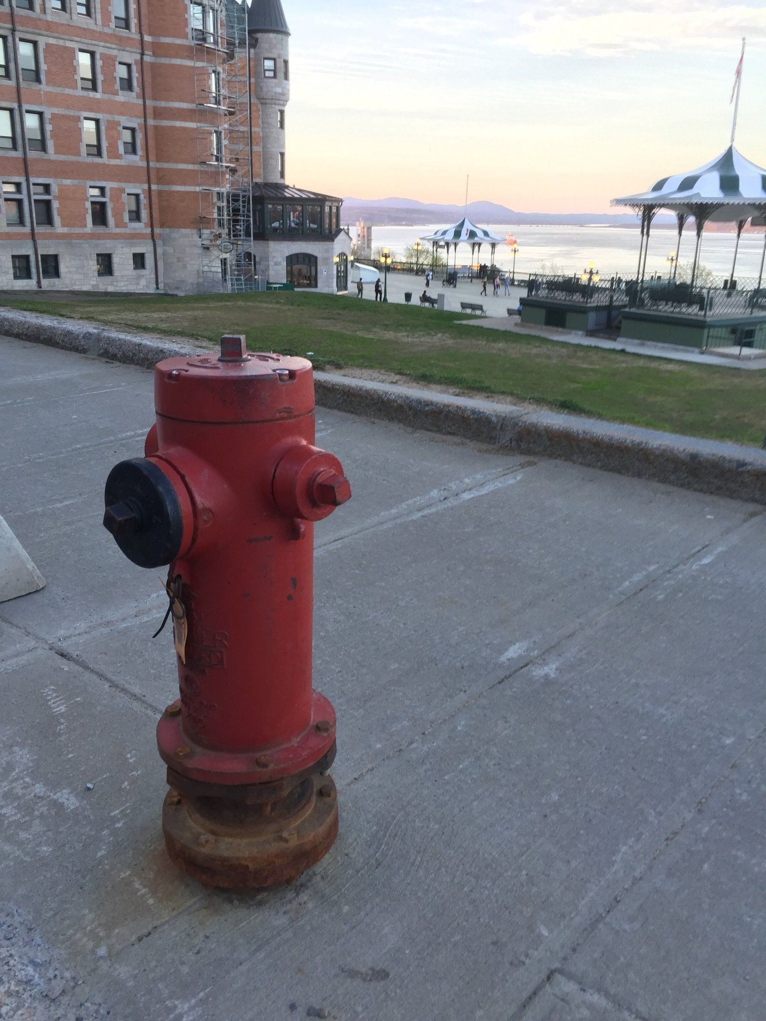 Ein roter Hydrant steht am Straßenrand