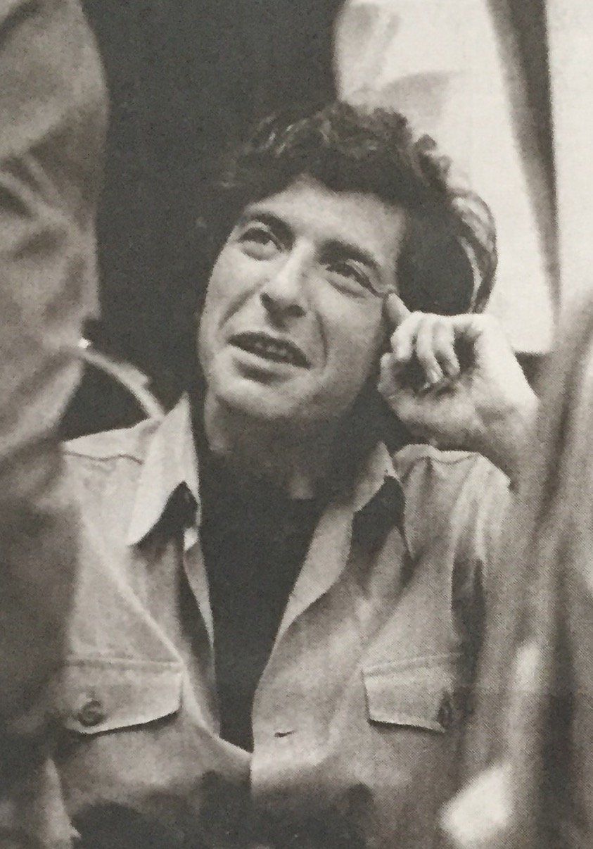 Ein Schwarzweißfoto eines Mannes, der mit einem Mobiltelefon telefoniert.