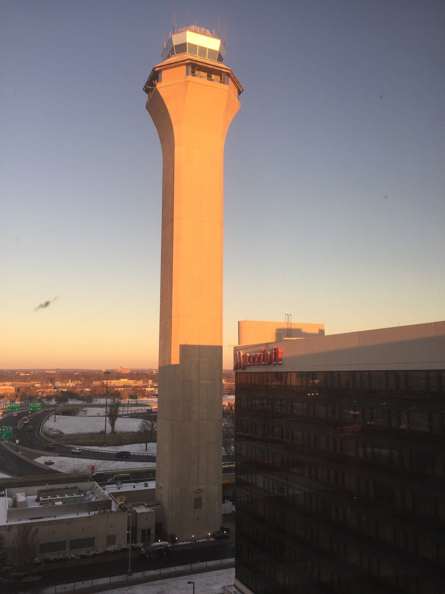 Ein sehr hohes Gebäude mit einem Turm darauf