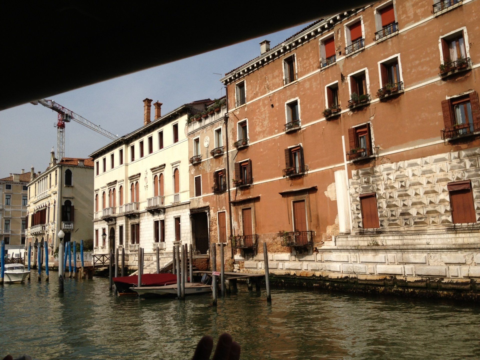 Eine Reihe von Gebäuden neben einem Gewässer