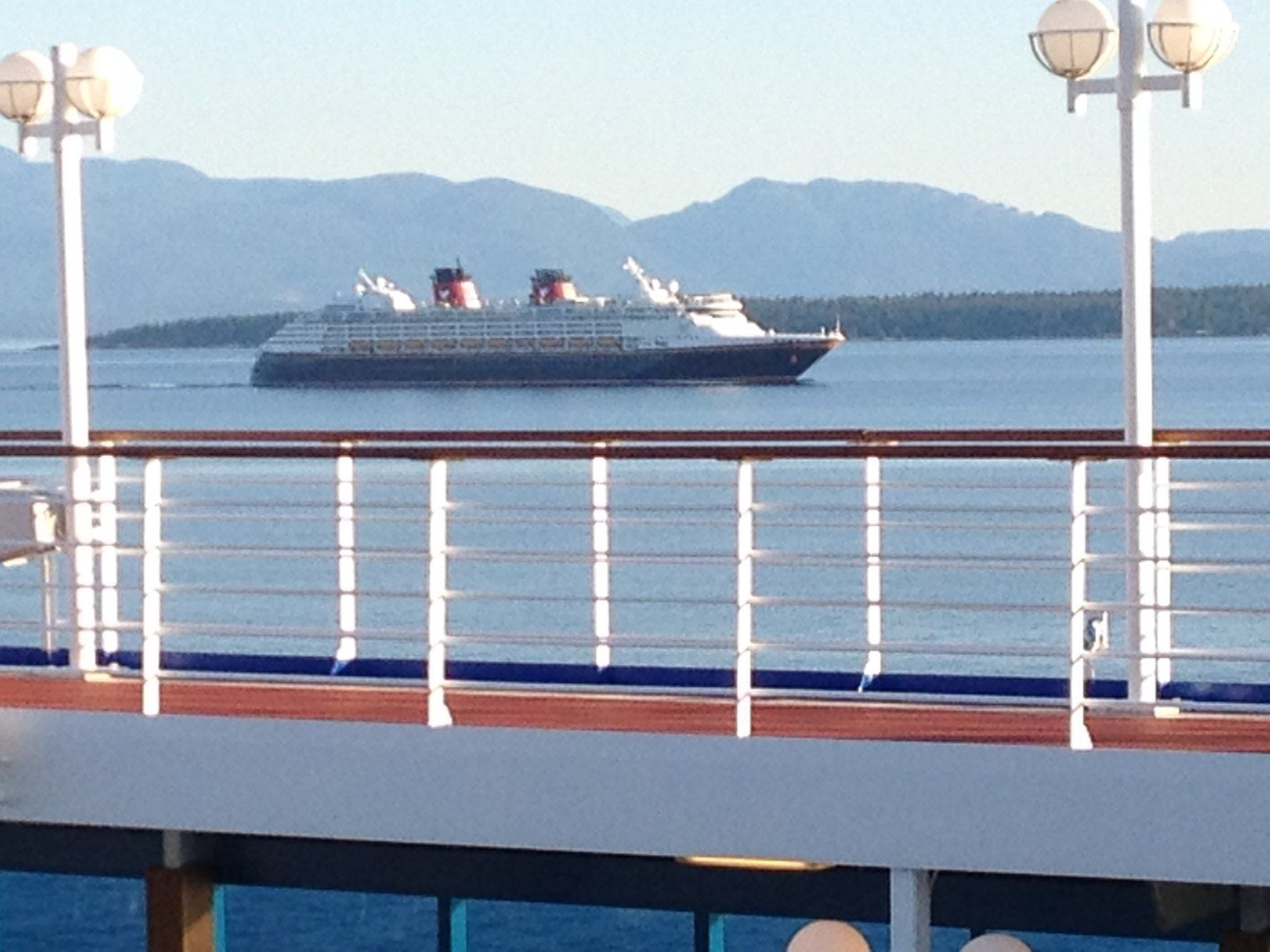 Ein großes Kreuzfahrtschiff schwimmt im Ozean