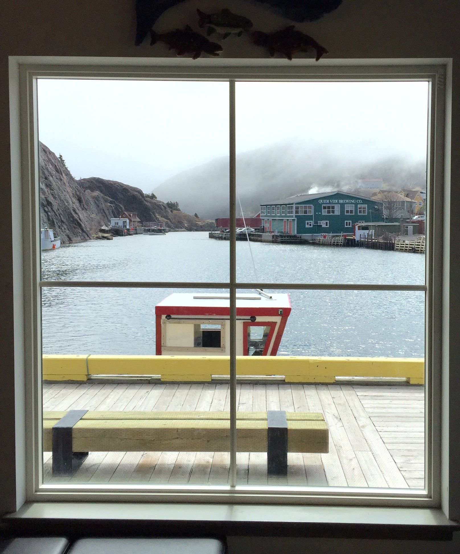Ein Fenster mit Blick auf ein Boot im Wasser