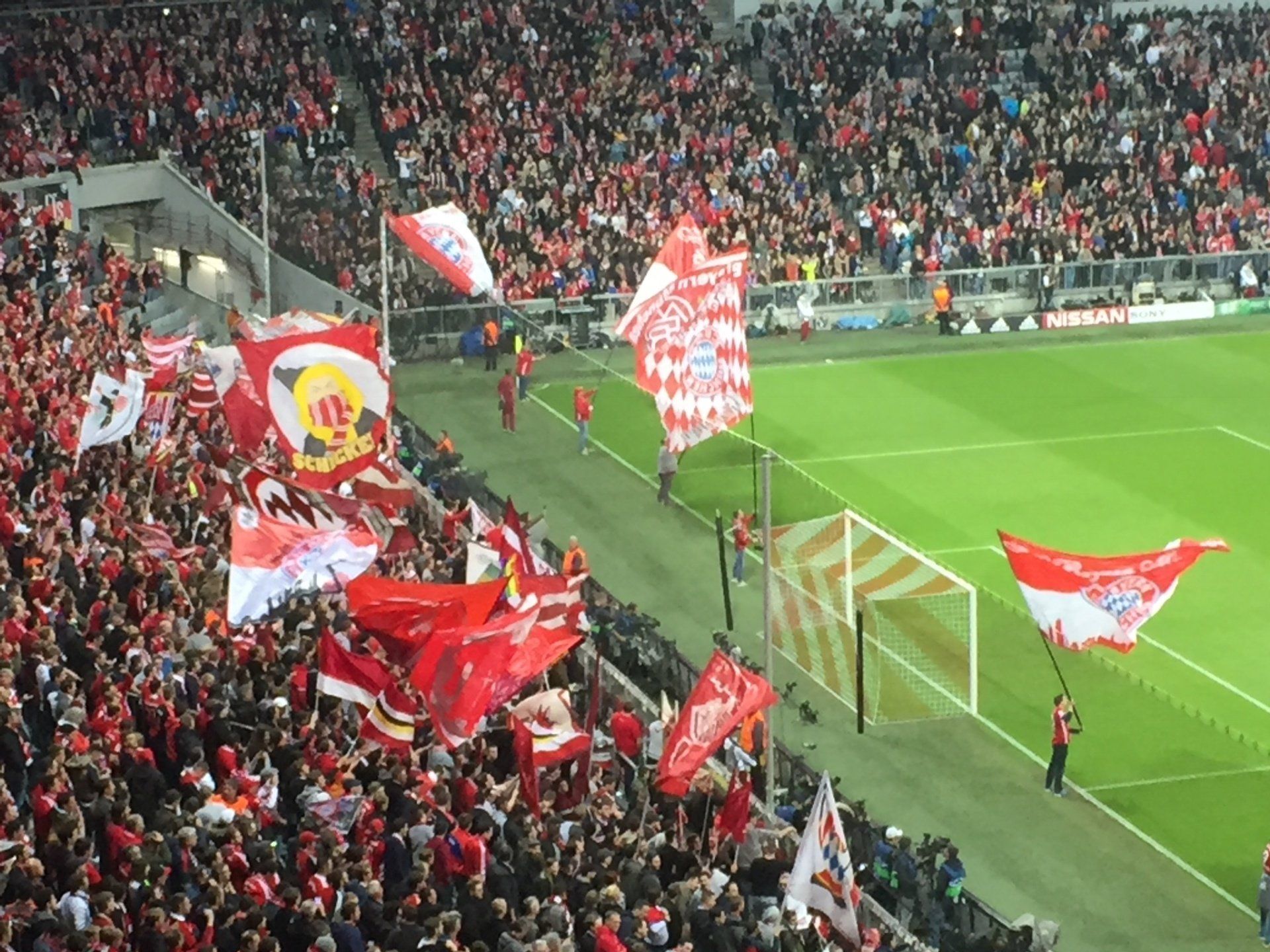Eine Menschenmenge schaut sich ein Fußballspiel in einem Stadion an