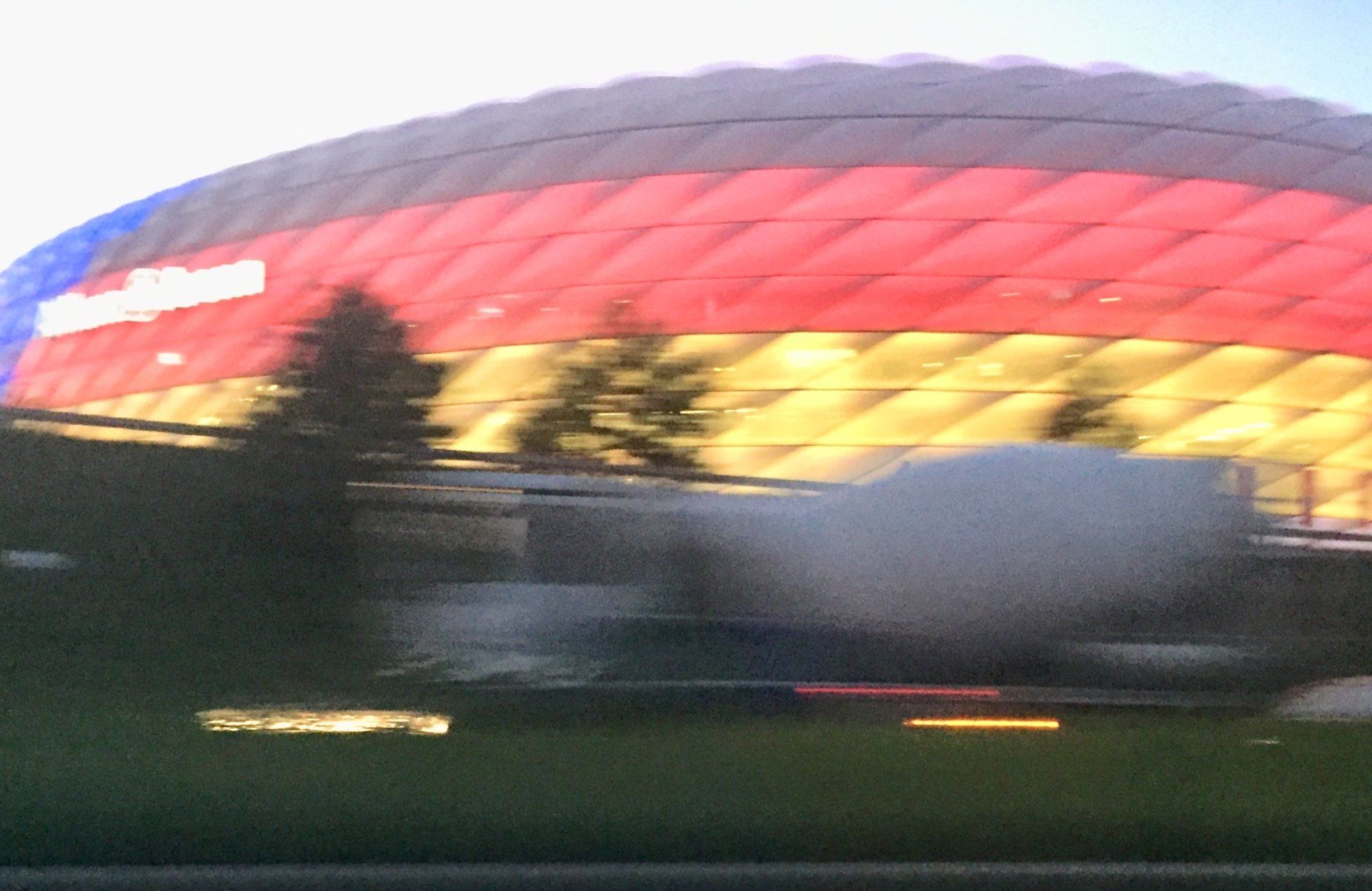 Ein verschwommenes Bild eines Stadions mit einem rot-weiß-blauen Dach