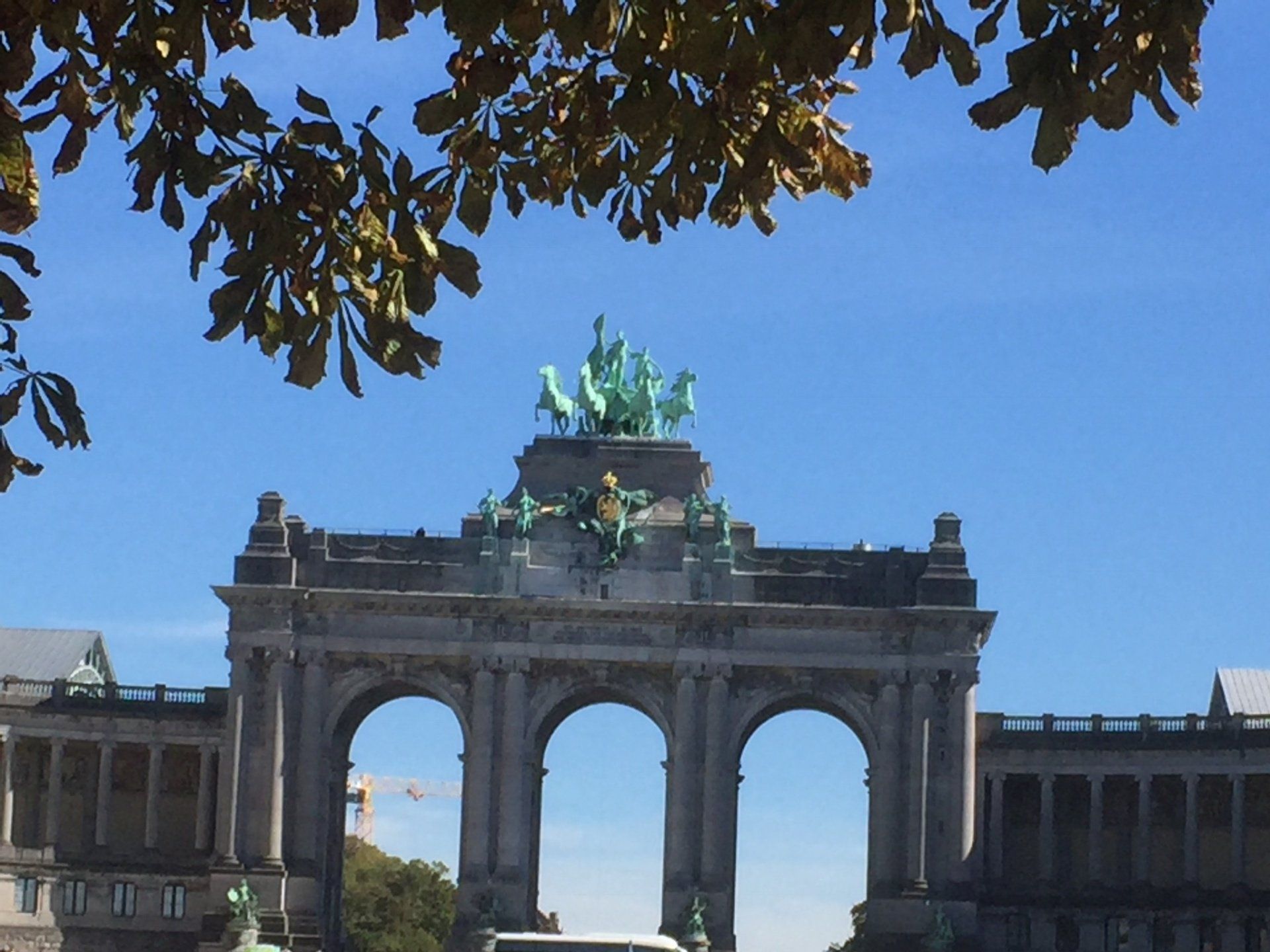 Ein großer Torbogen mit einer Statue darauf