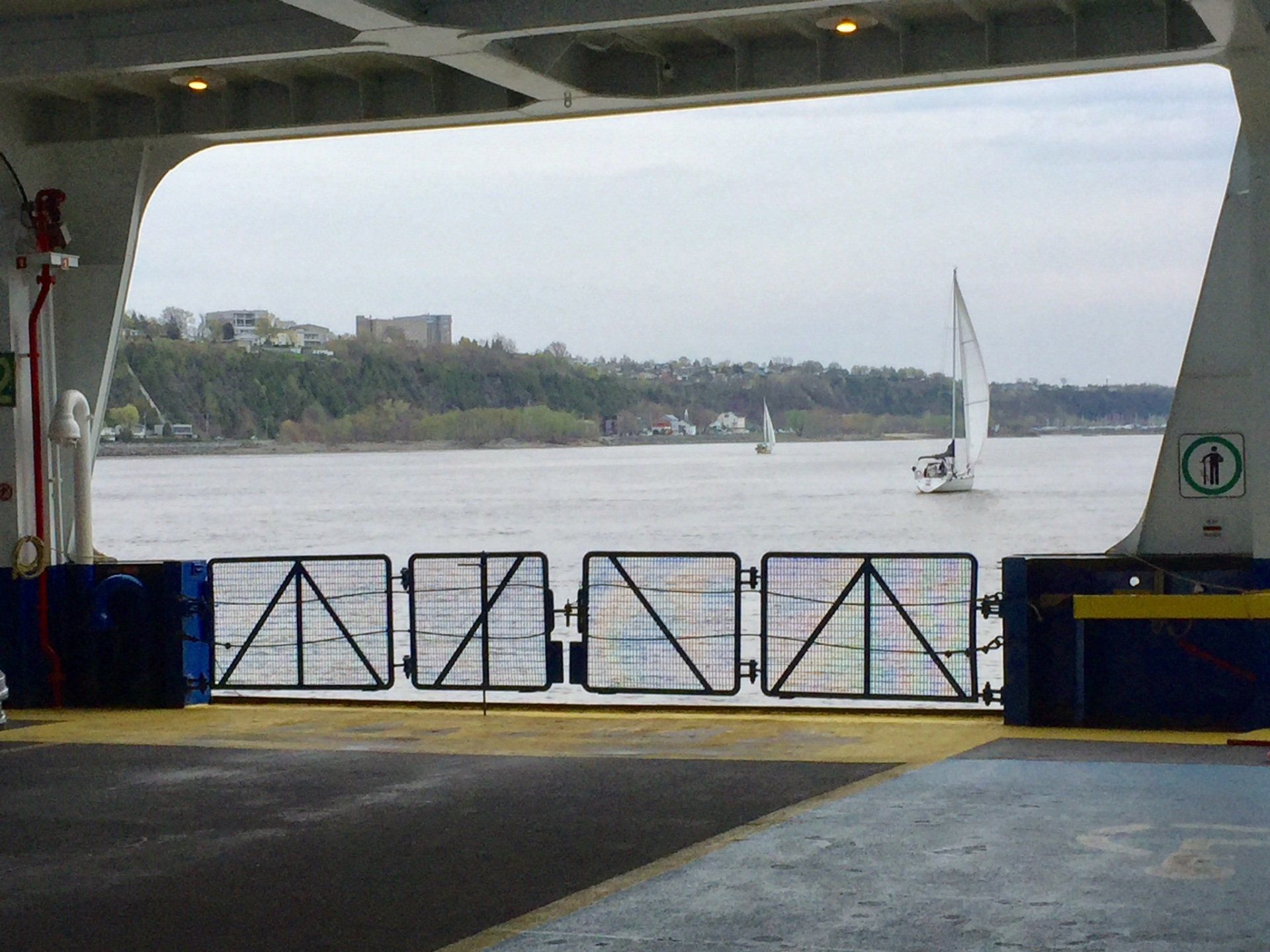 Blick auf ein Gewässer vom Heck eines Bootes aus