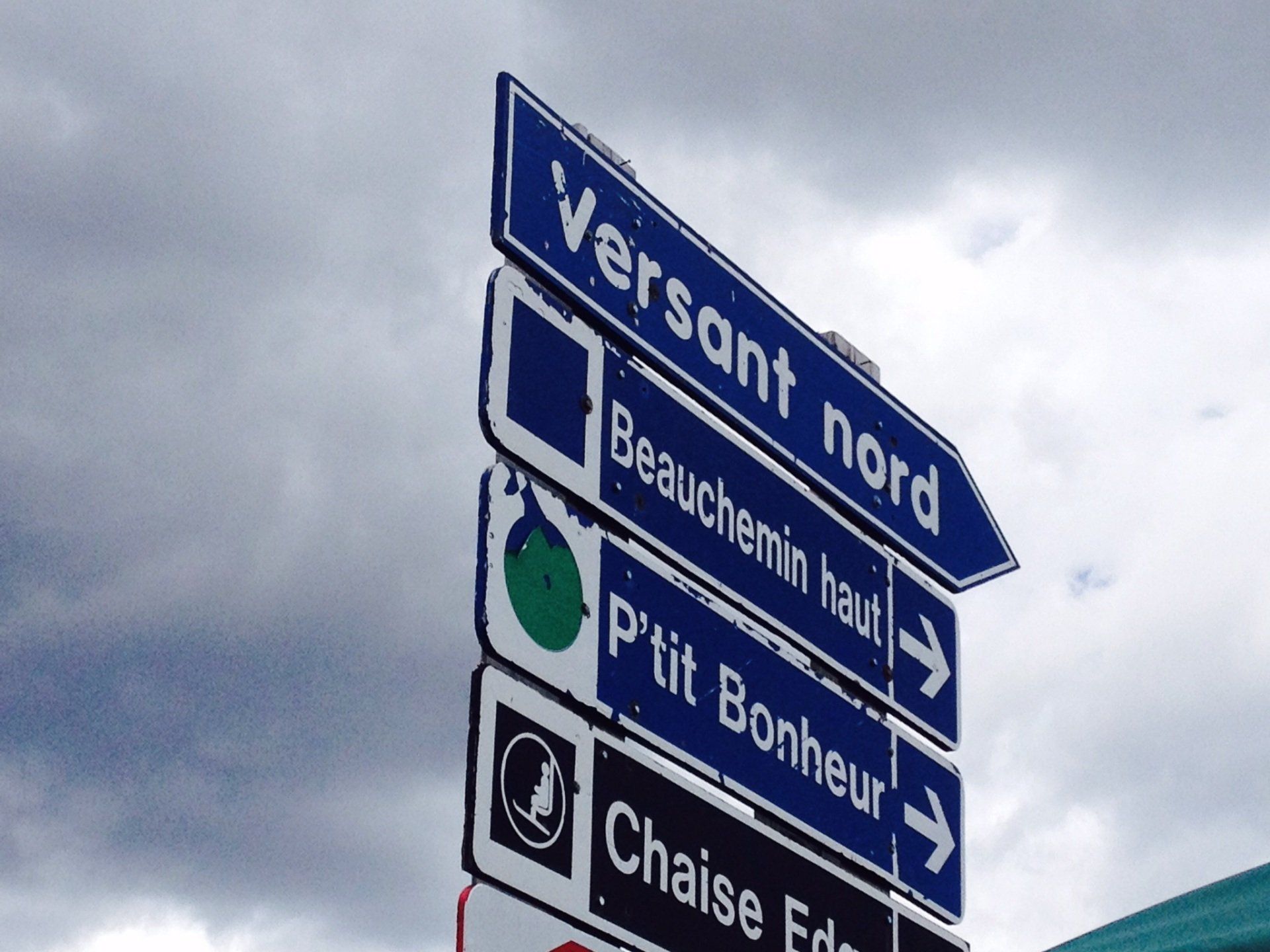 Ein Schild mit der Aufschrift 