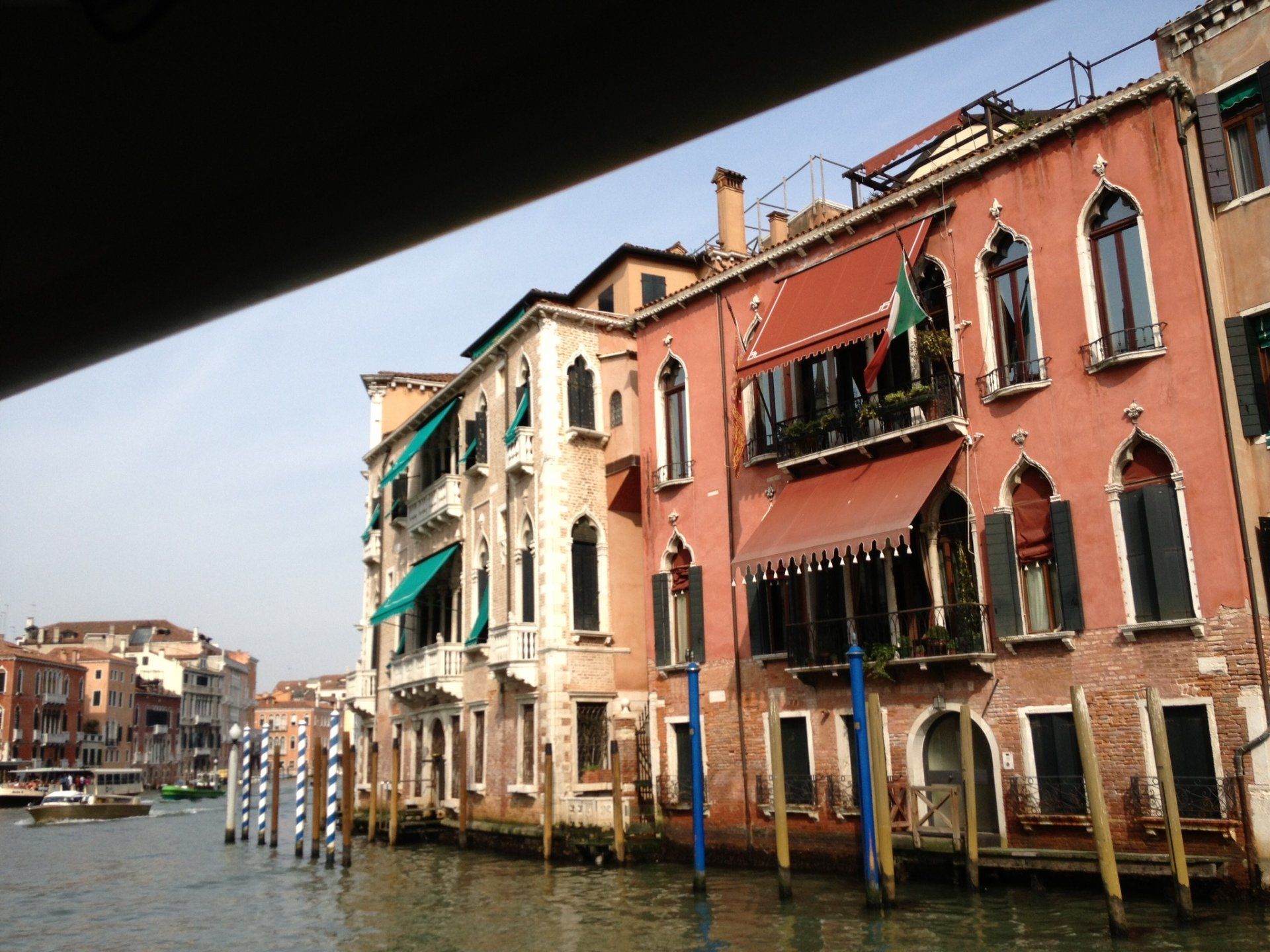 Eine Reihe von Gebäuden neben einem Gewässer