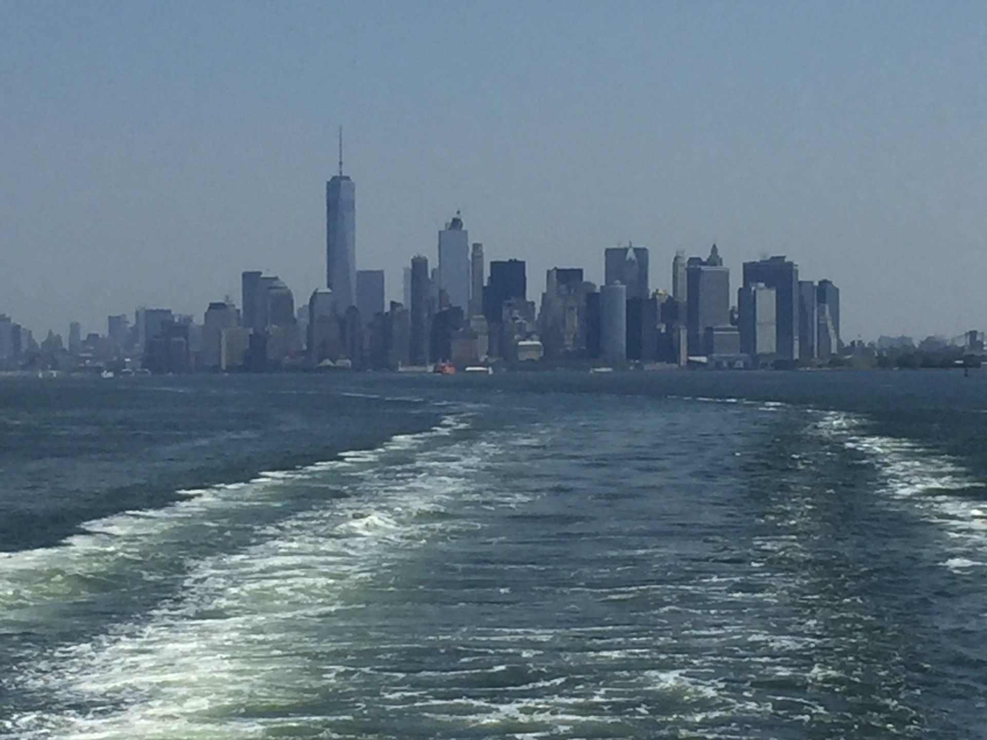 Ein Blick auf die Skyline von New York von einem Boot aus