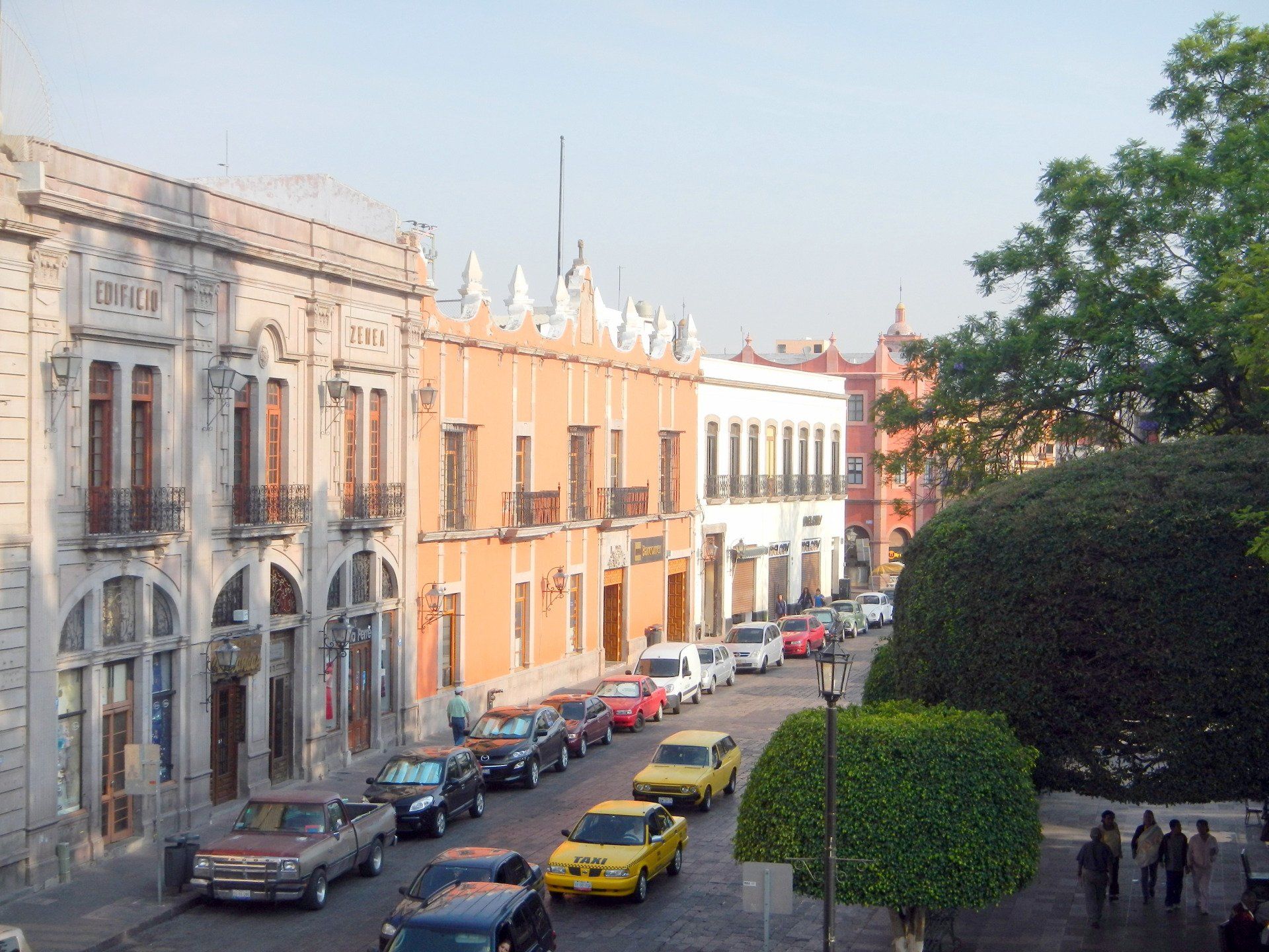 Eine Reihe von Gebäuden mit davor geparkten Autos