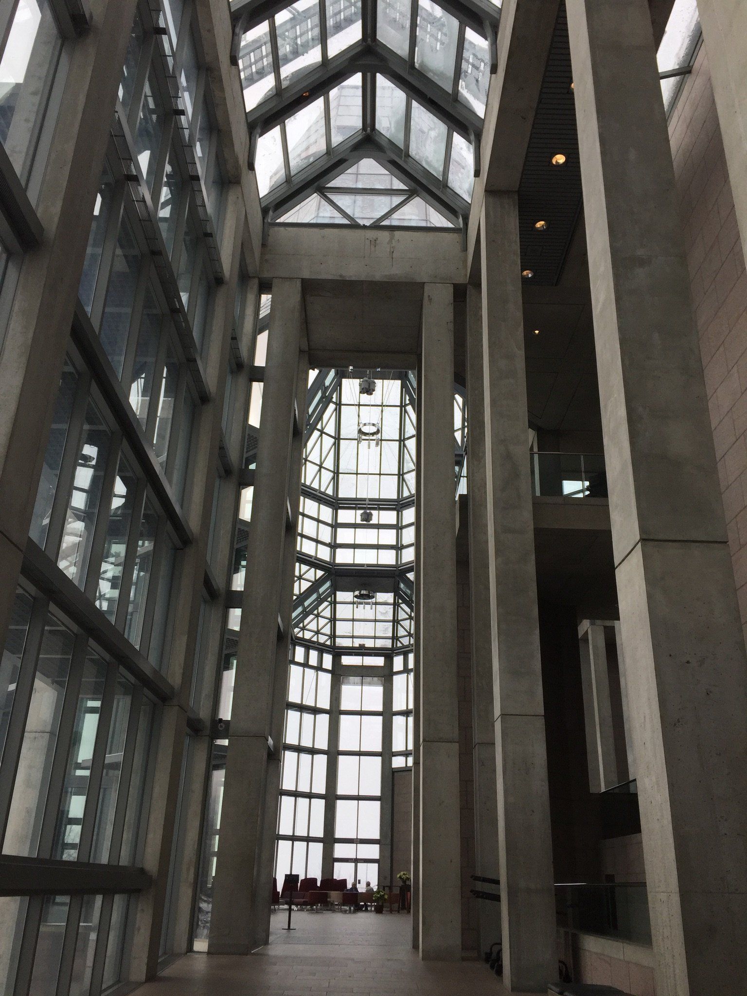 Ein großes Gebäude mit vielen Fenstern und Säulen.