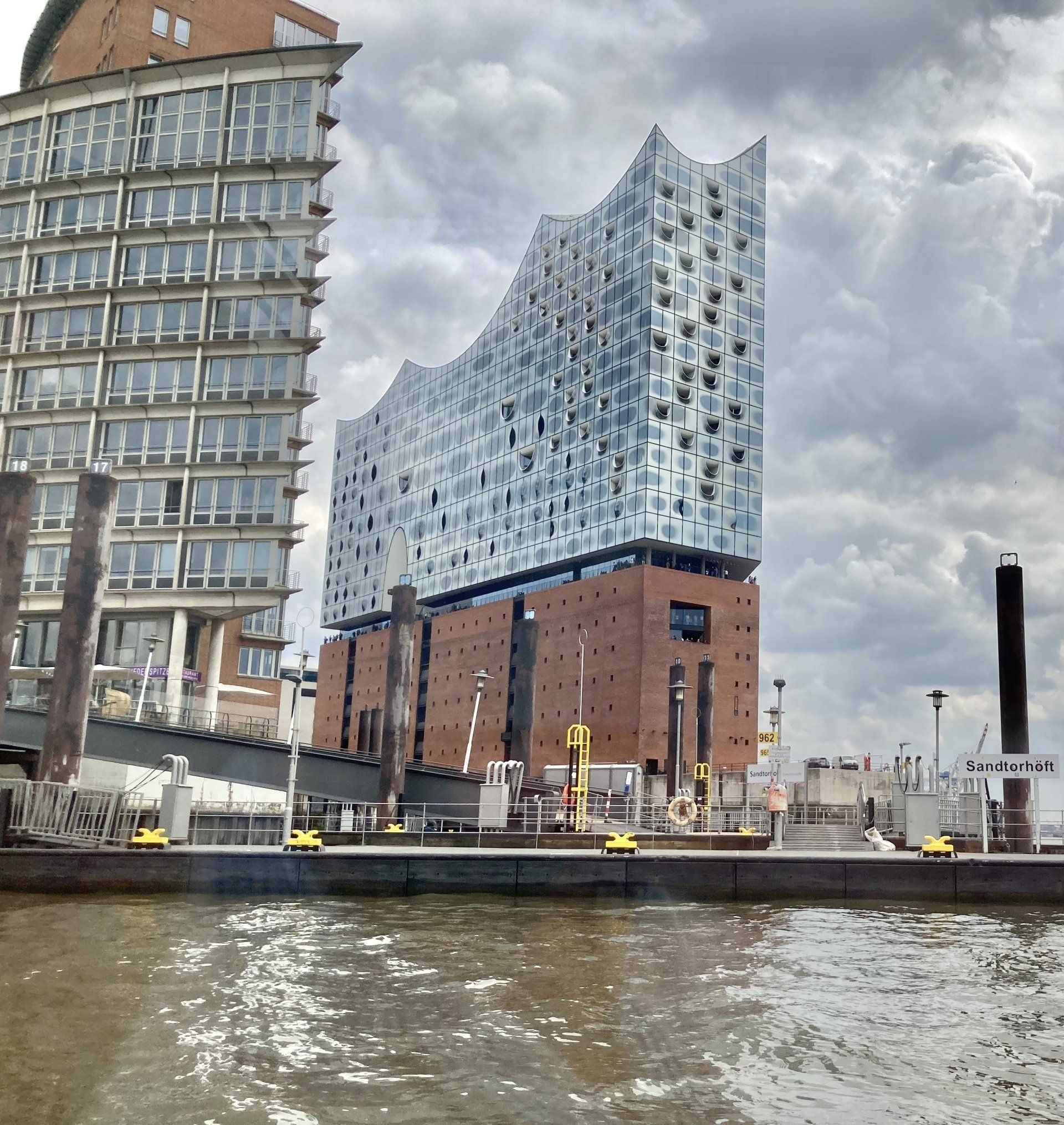 Ein großes Gebäude steht neben einem Gewässer