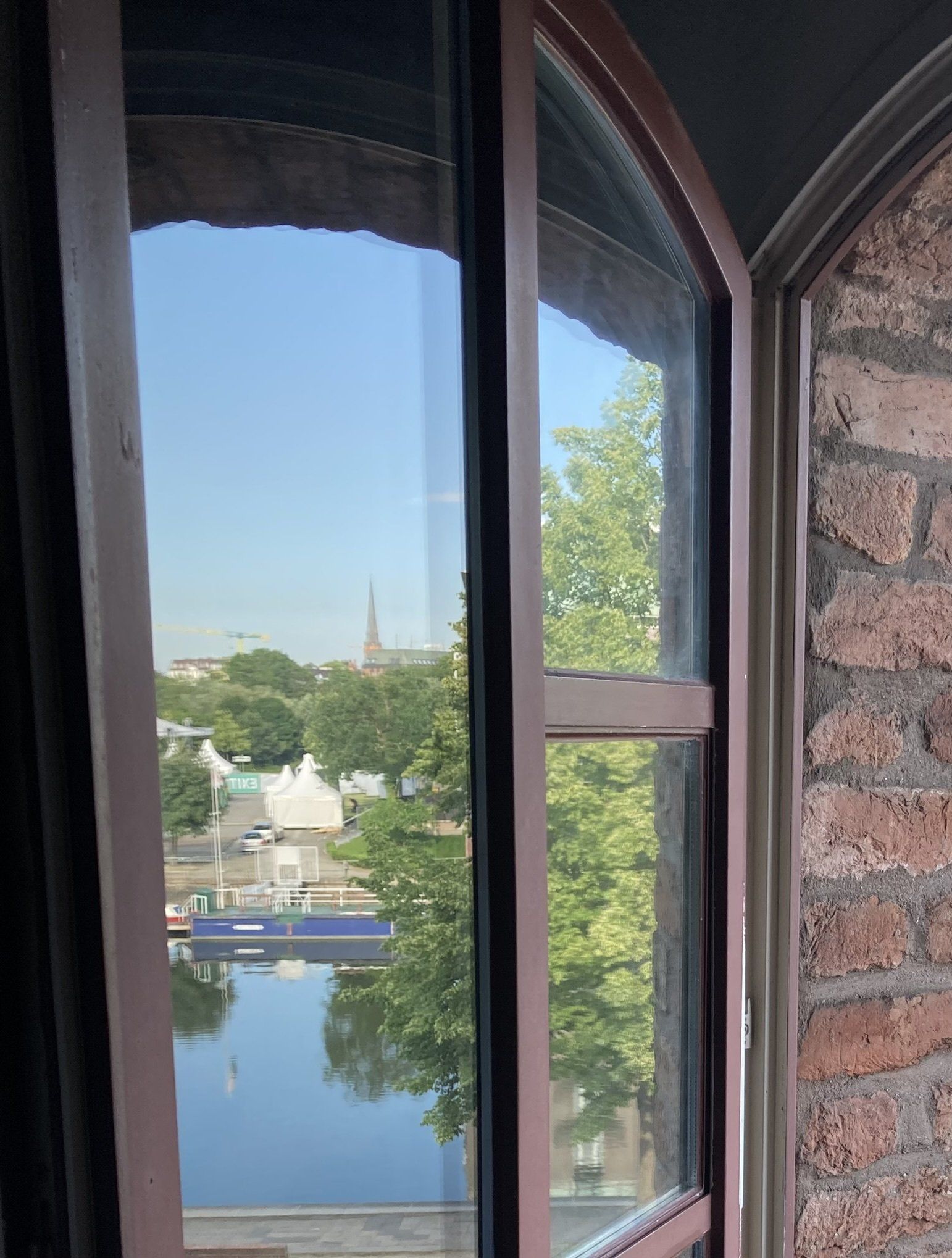 Ein Fenster mit Blick auf ein Gewässer