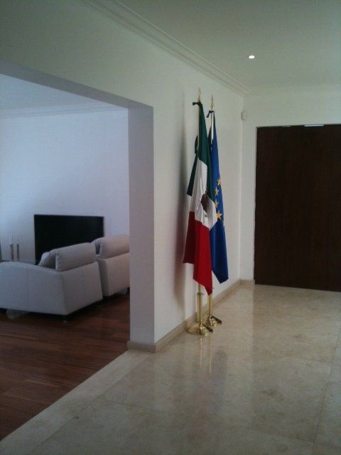 Ein Wohnzimmer mit einer Couch und Flaggen an der Wand