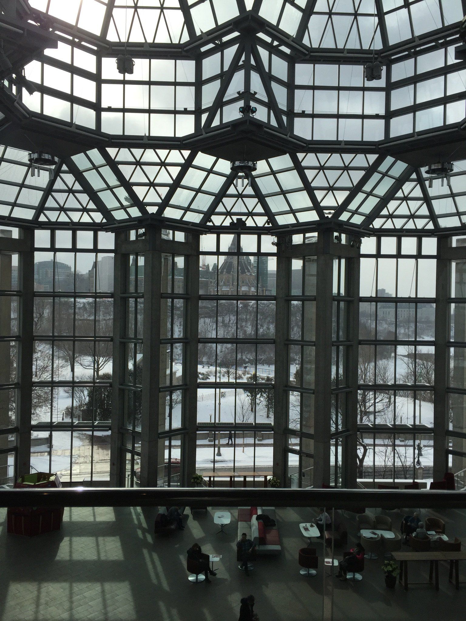 Ein großes Gebäude mit vielen Fenstern und einem Glasdach