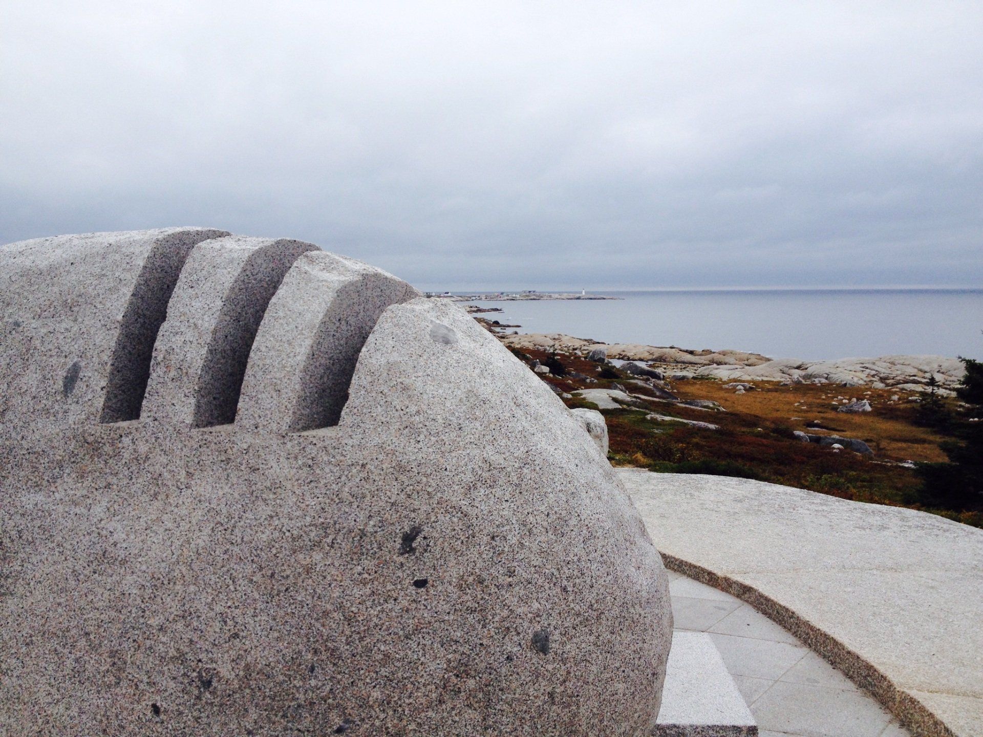 Ein großer Felsen mit Blick auf das Meer im Hintergrund