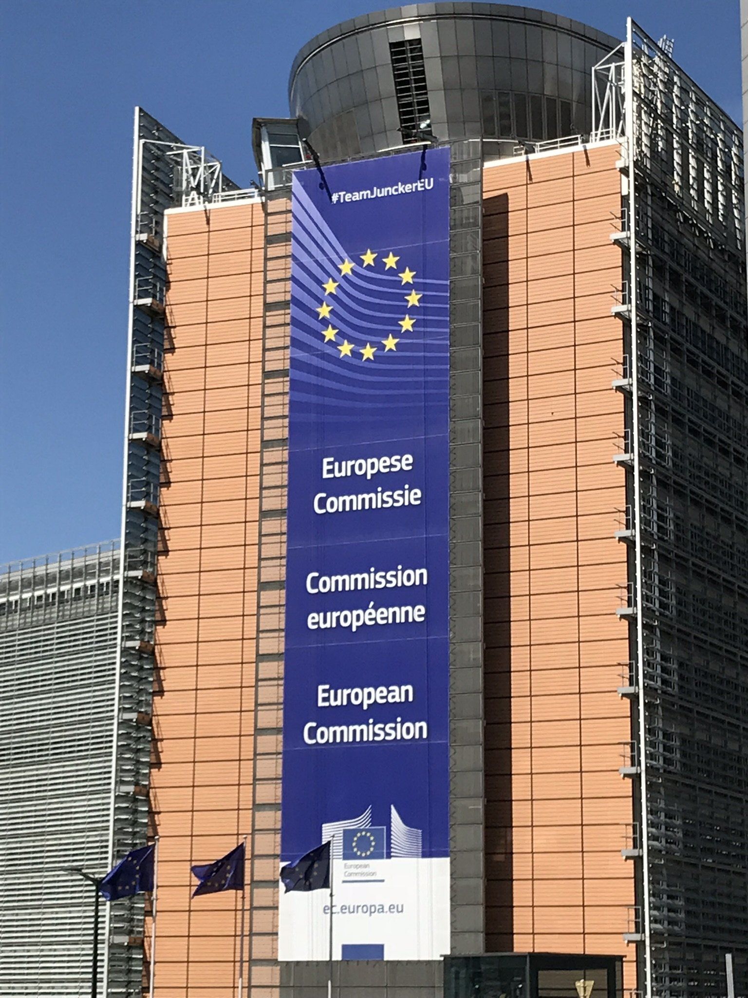 Ein Gebäude mit einem blauen Banner mit der Aufschrift „Europäische Kommission“