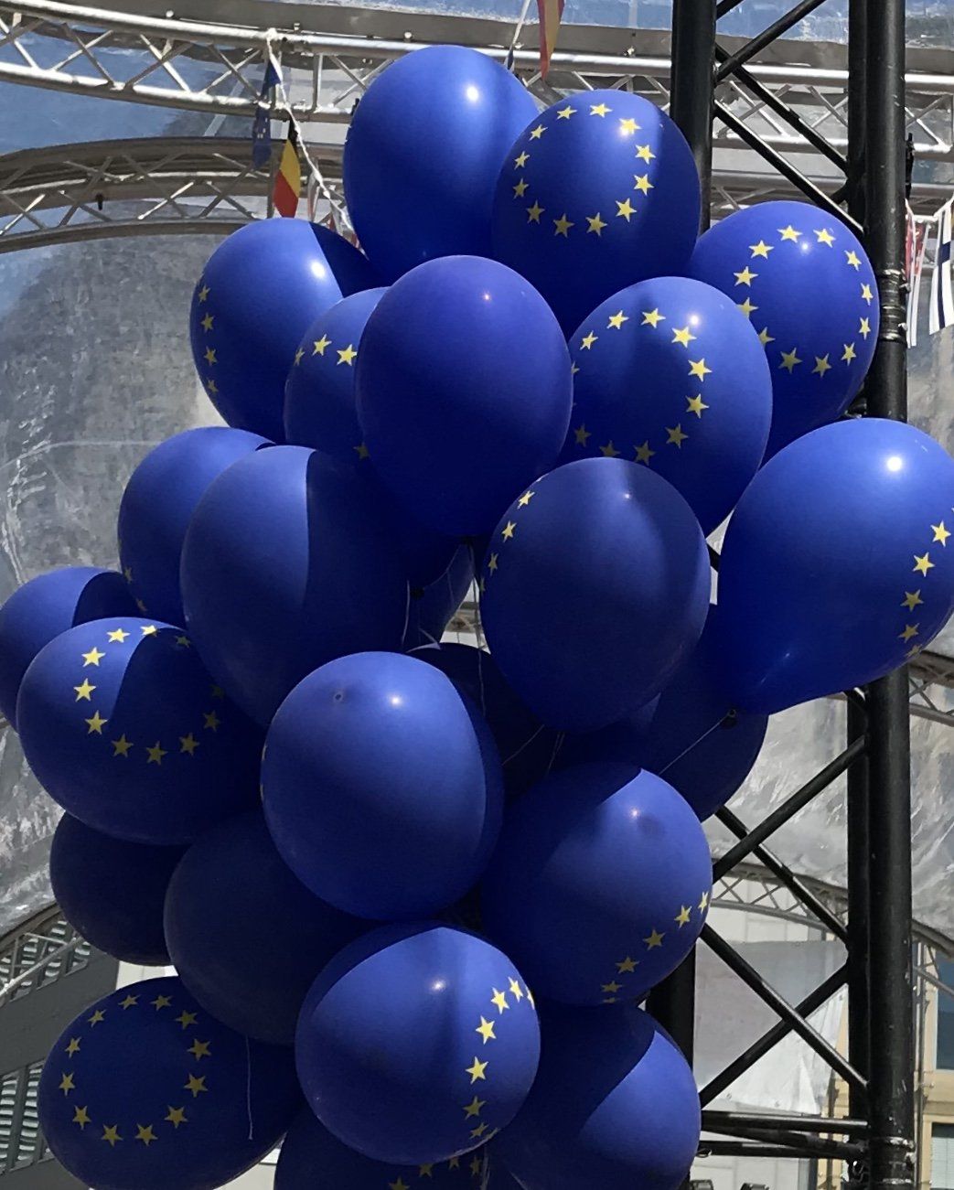 Ein Haufen blauer Luftballons mit gelben Sternen darauf