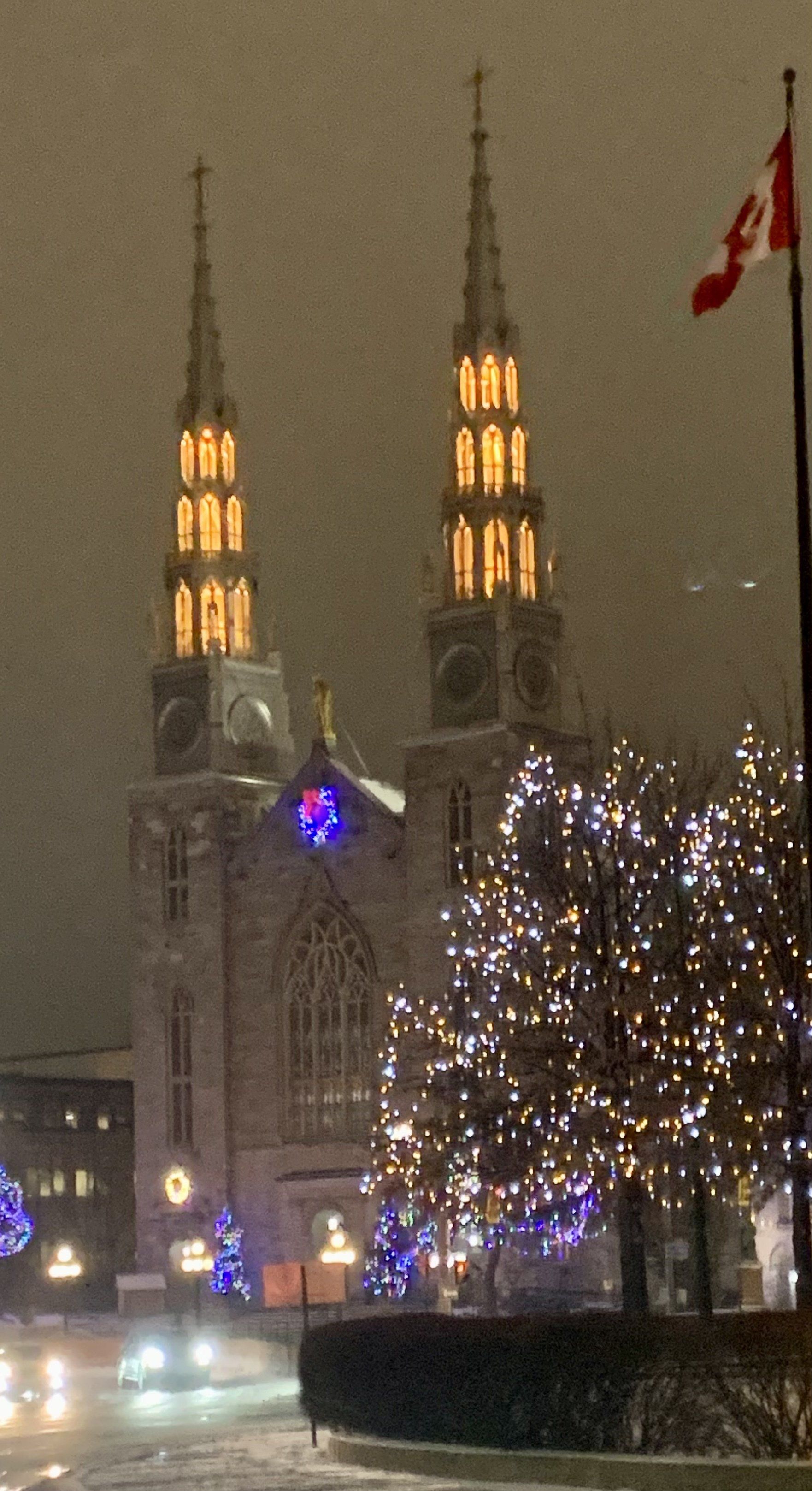 Eine Kirche mit einer kanadischen Flagge davor