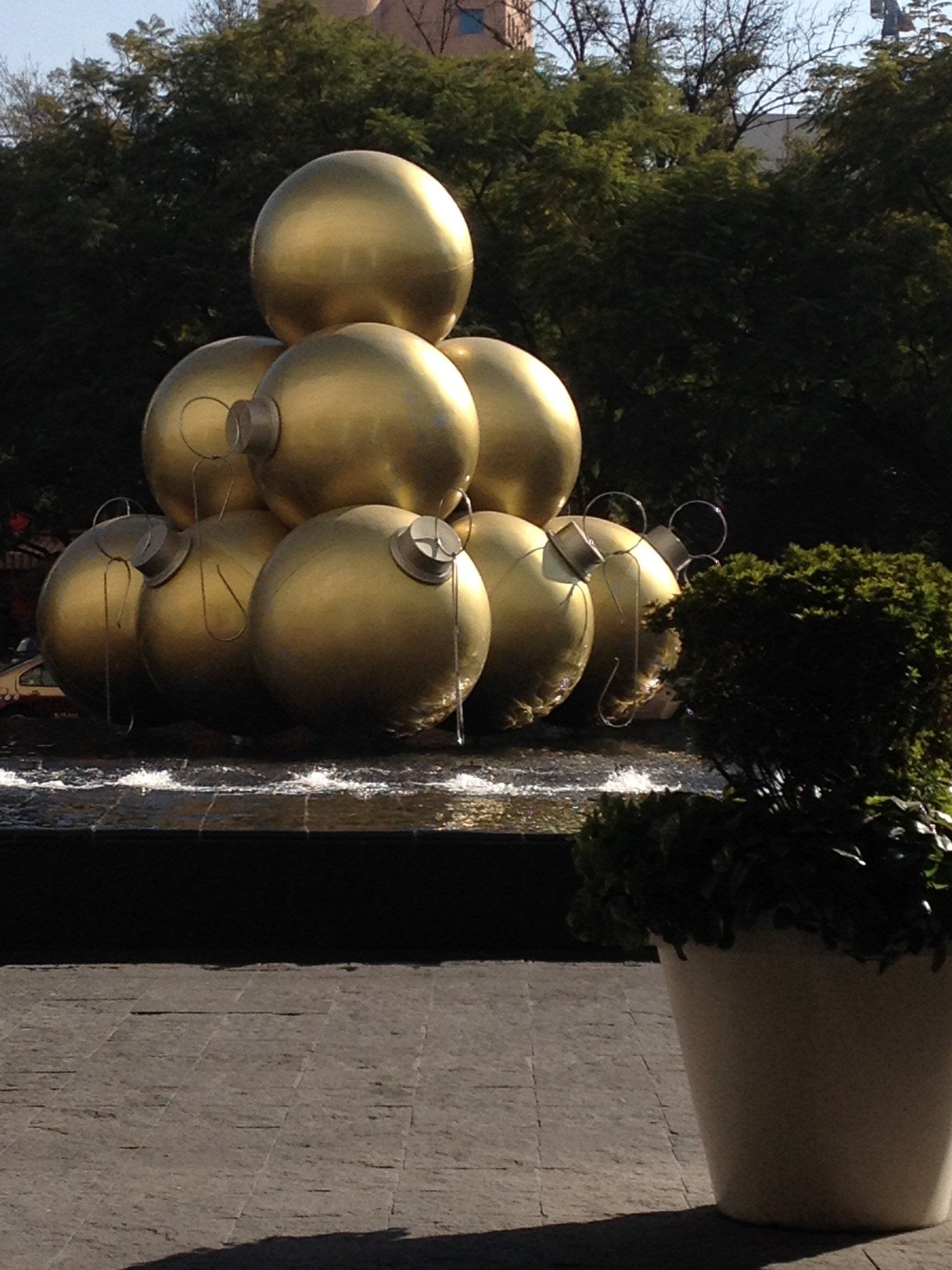 Ein Bündel Goldschmuck ist übereinander gestapelt