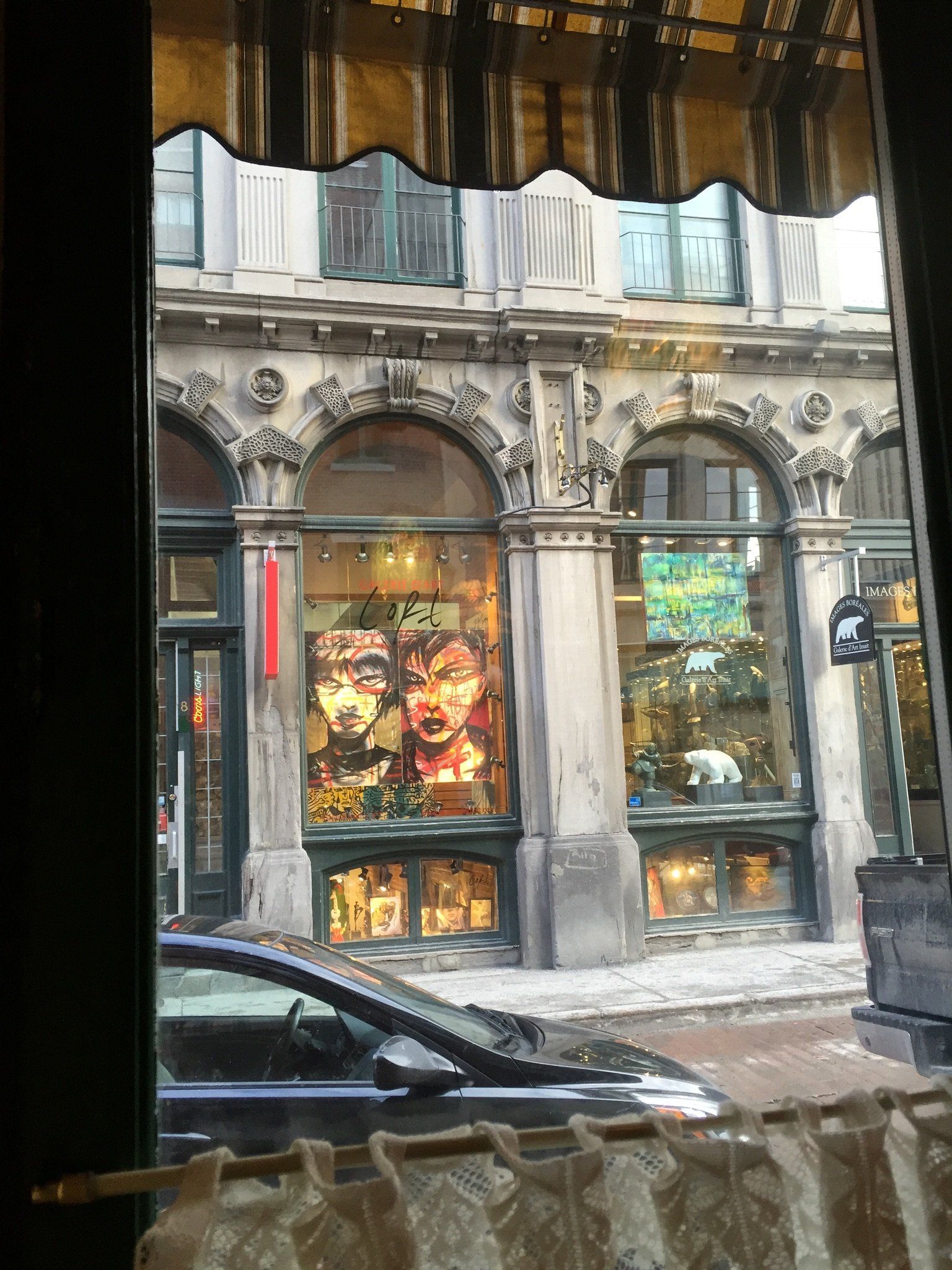 Ein Gebäude mit einem davor geparkten Auto