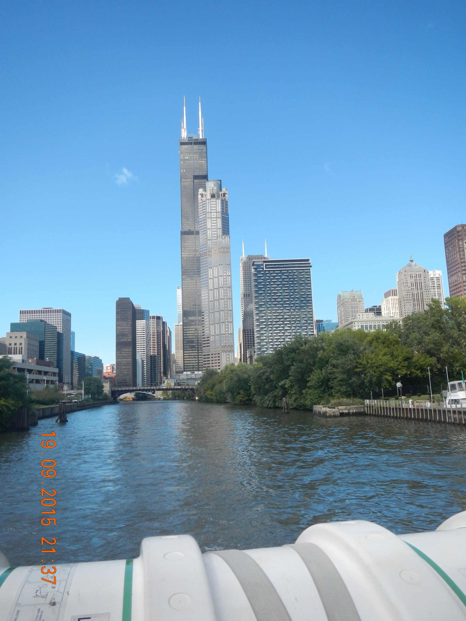 Ein großes Gewässer mit der Skyline einer Stadt im Hintergrund