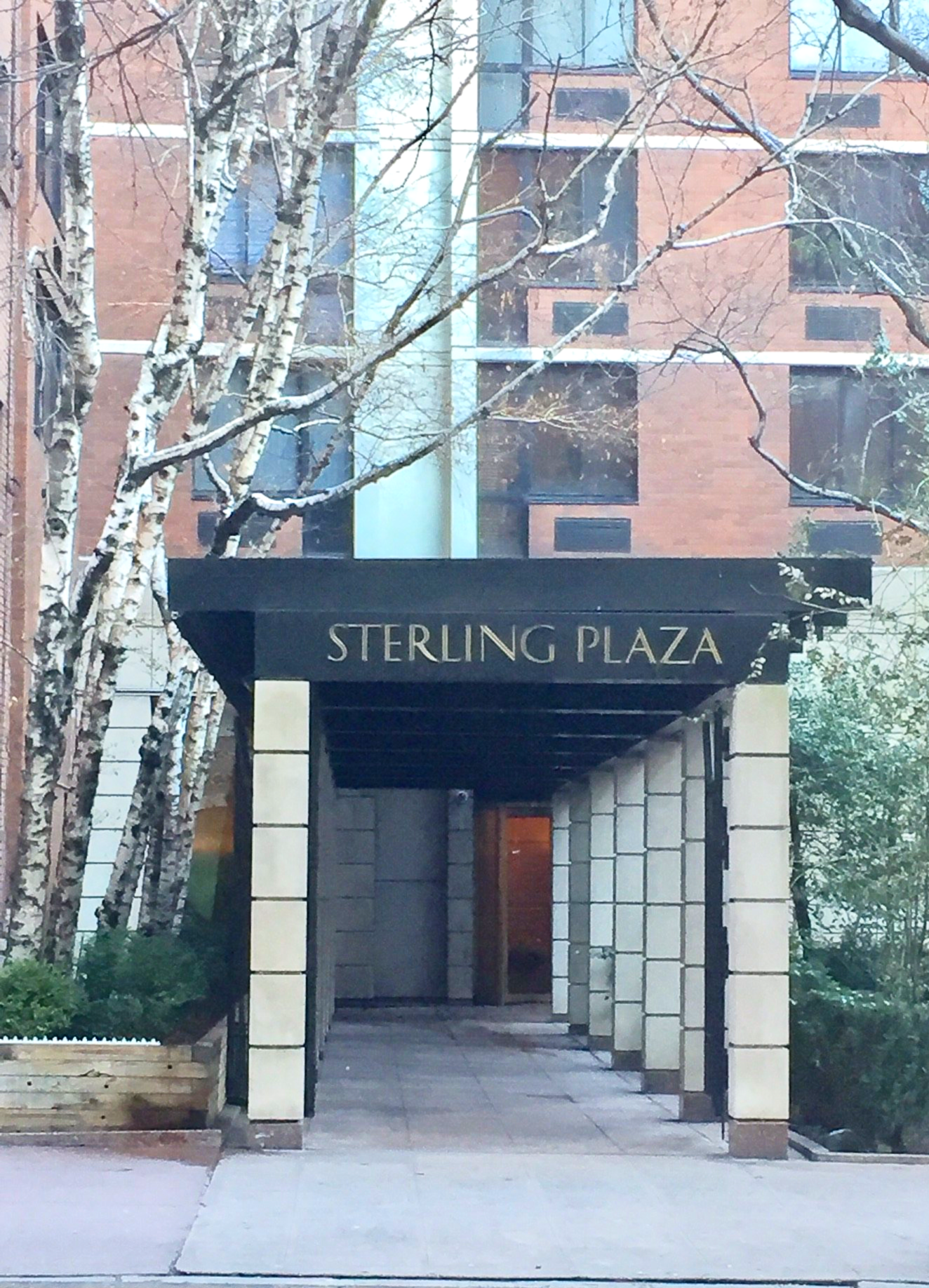 Der Eingang zum Sterling Plaza ist überdacht