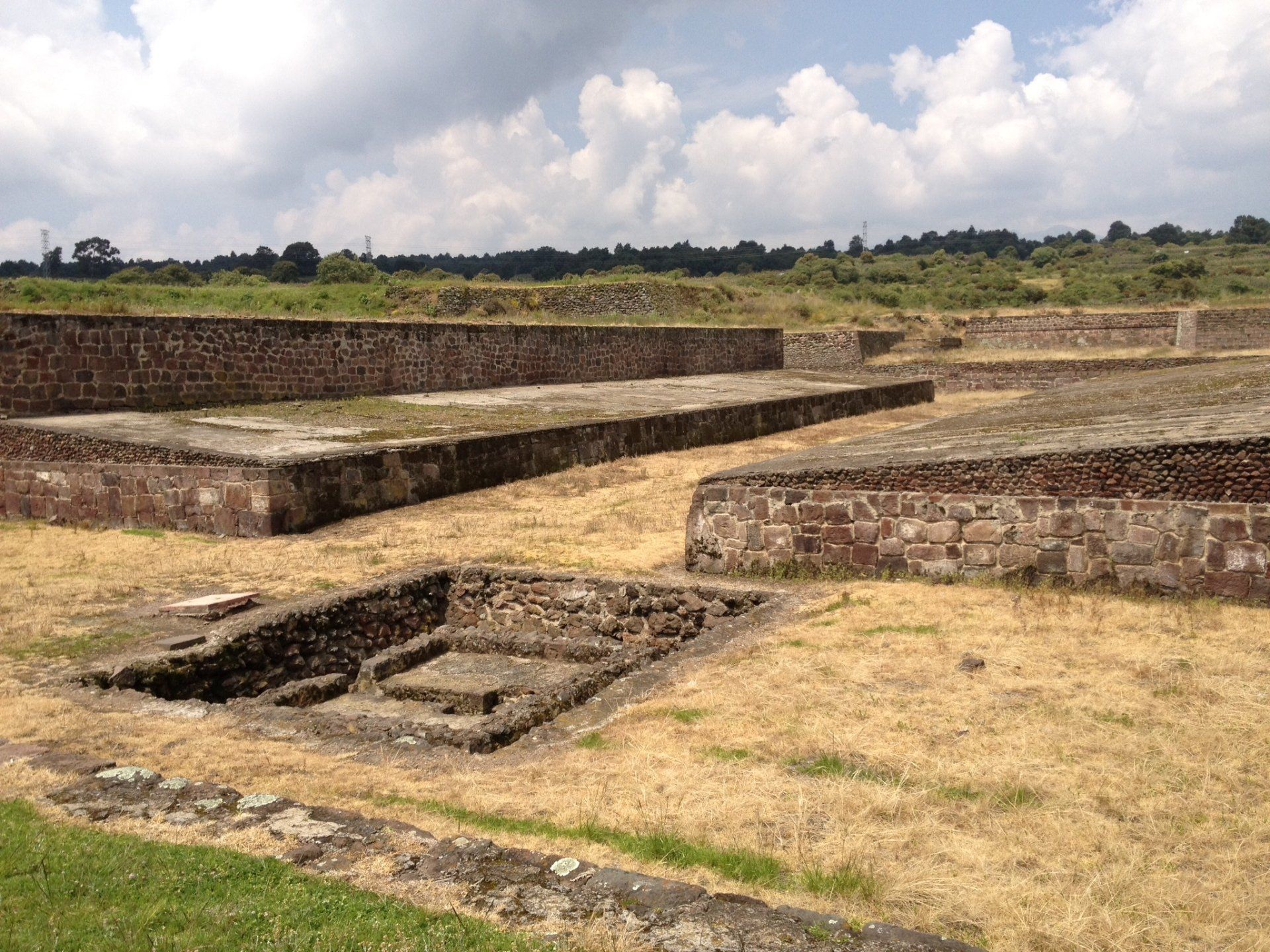 Mitten auf einem Feld liegen viele Ziegelsteine.