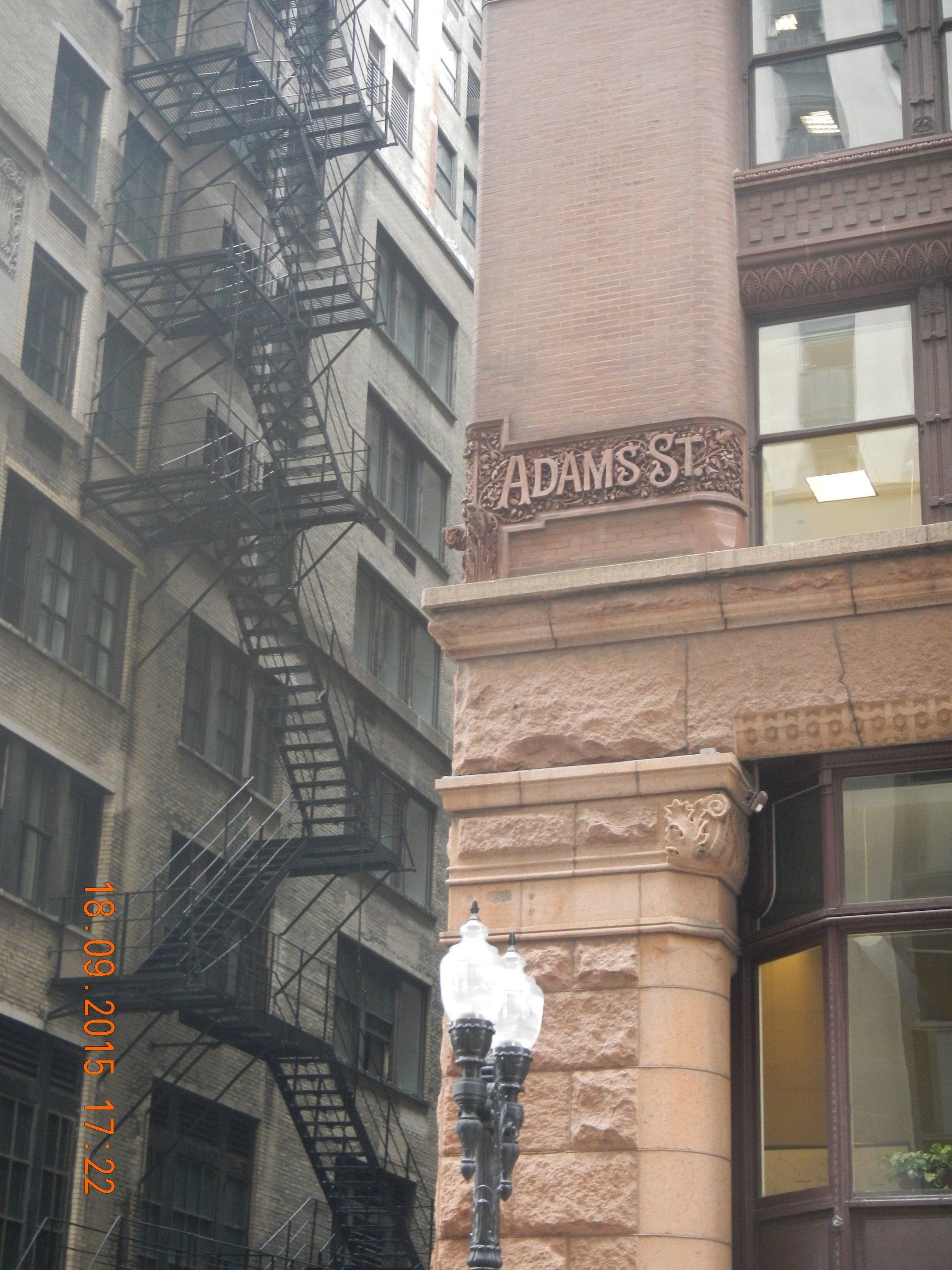 Ein Schild für Adams St. befindet sich an der Seite eines Gebäudes