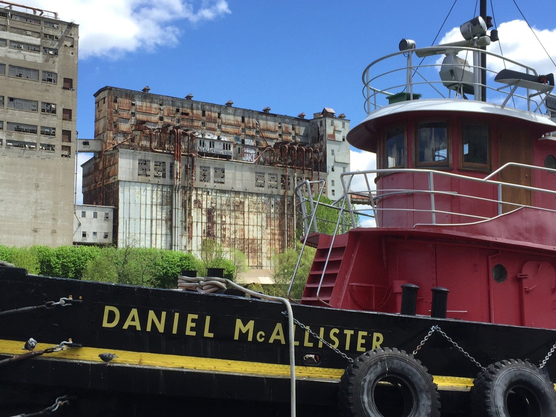 Ein rotes Boot mit dem Namen Daniel McAllister auf der Seite
