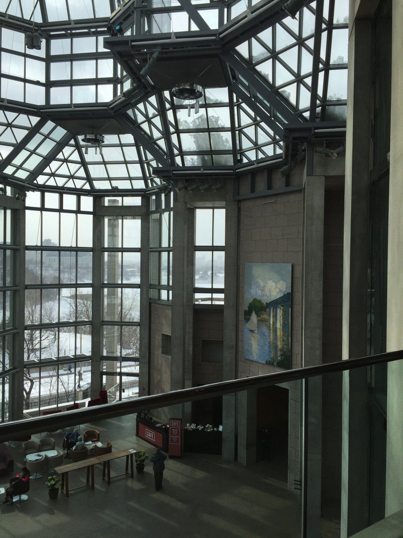 Ein großes Gebäude mit vielen Fenstern und einem Gemälde an der Wand