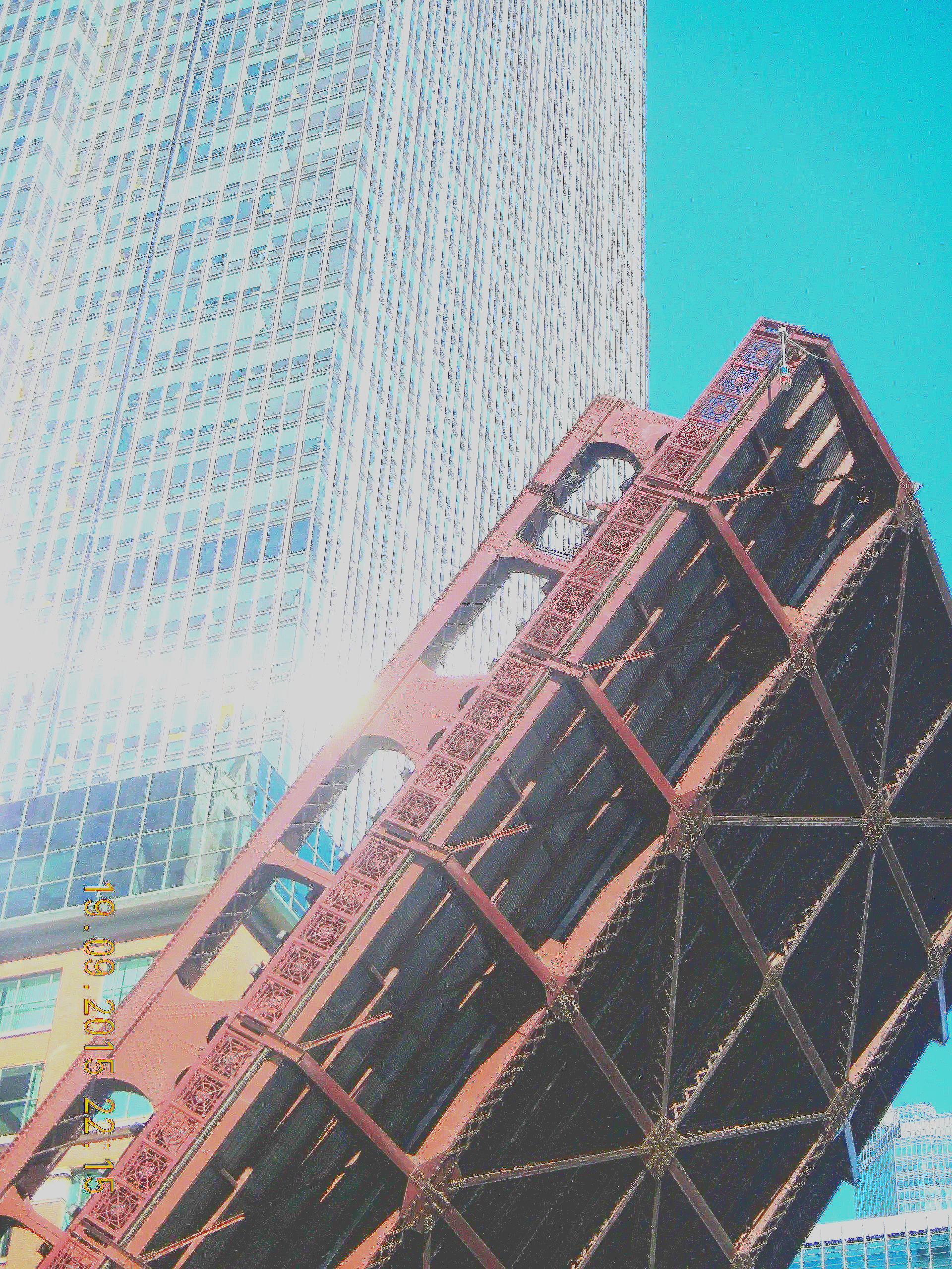 Eine Kiste steht vor einem hohen Gebäude