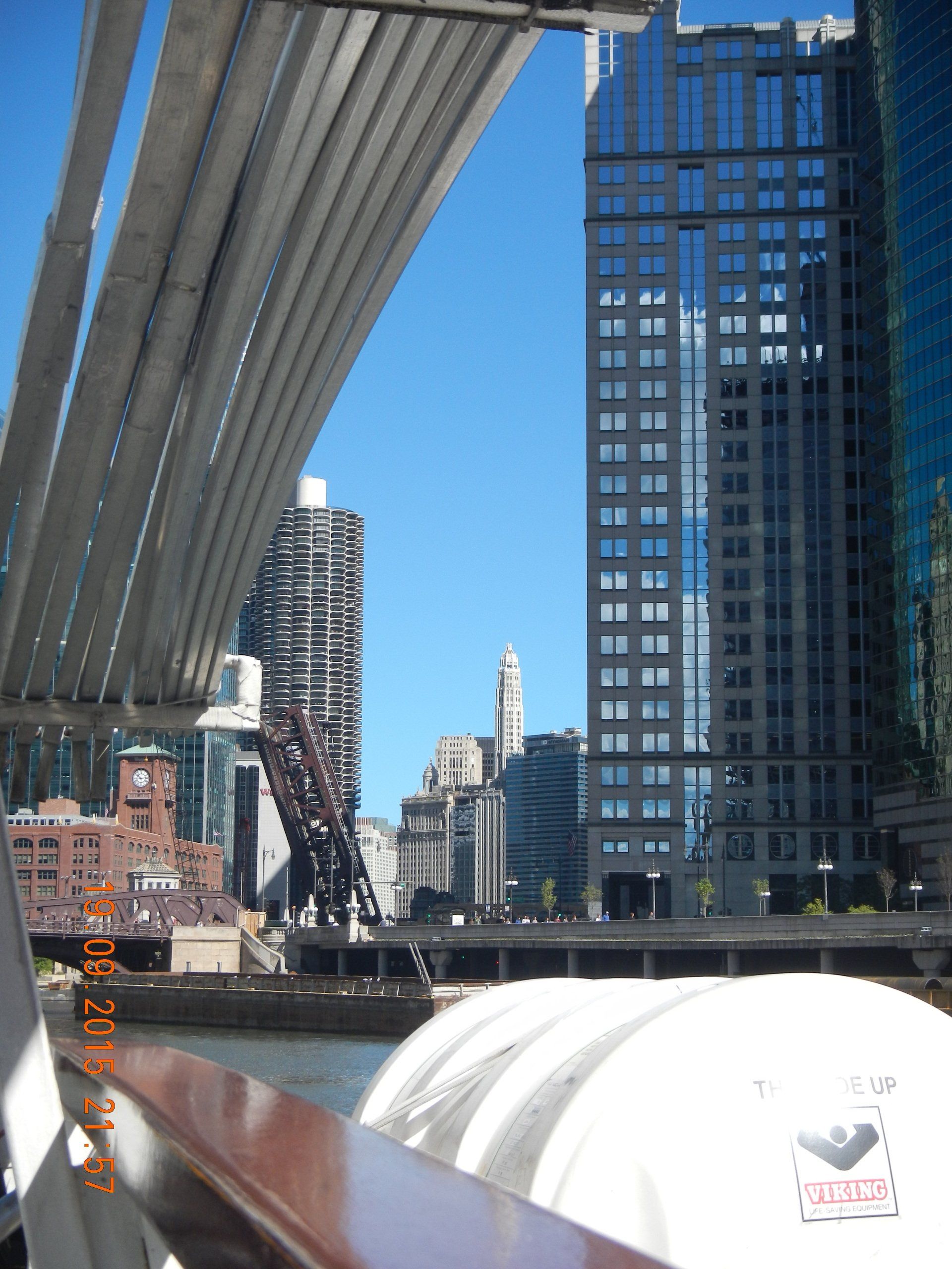 Blick auf die Stadt von einem Boot aus an einem sonnigen Tag