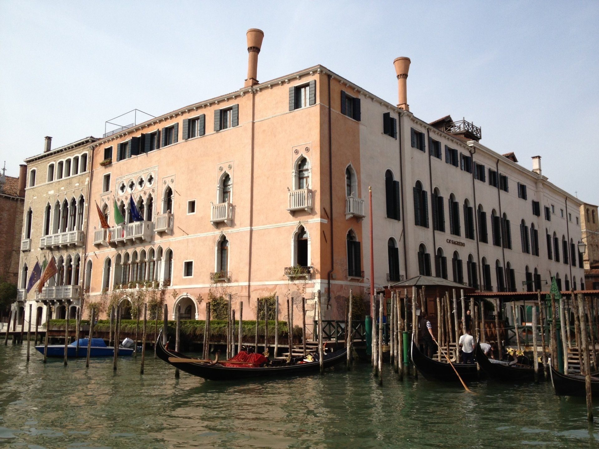 Ein großes Gebäude mit einem Boot davor