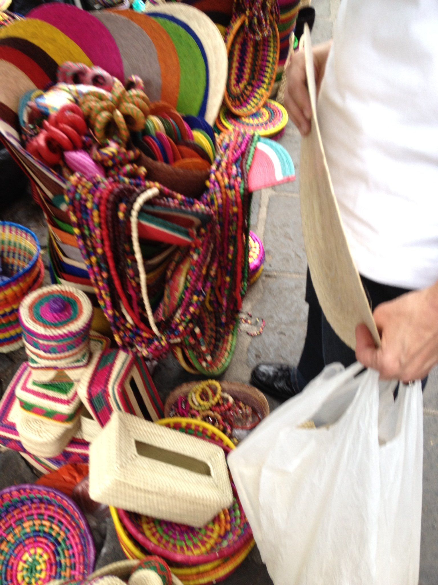 Eine Person steht vor einem Tisch voller bunter Körbe