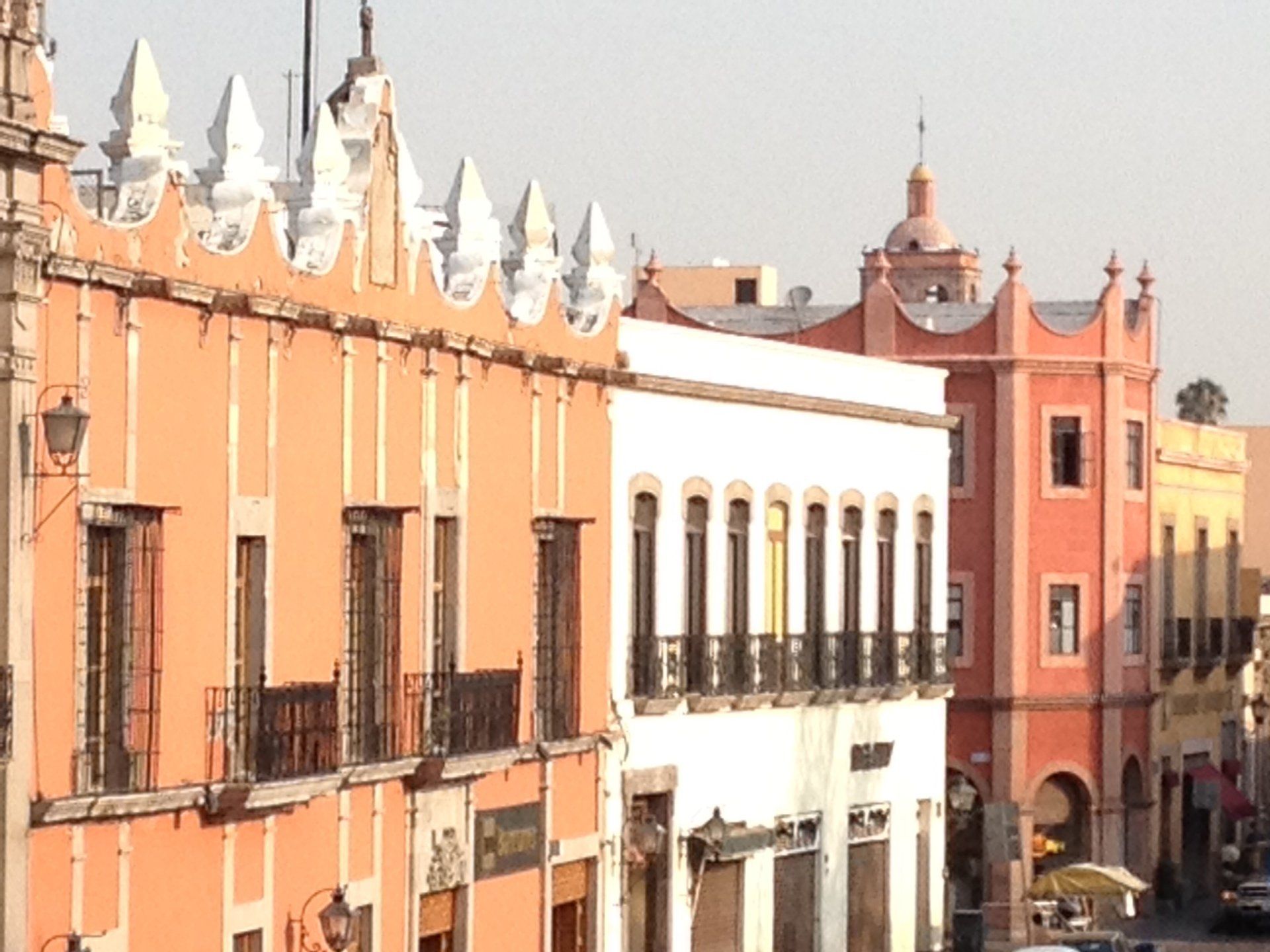 Eine Reihe orangefarbener und weißer Gebäude mit Balkonen