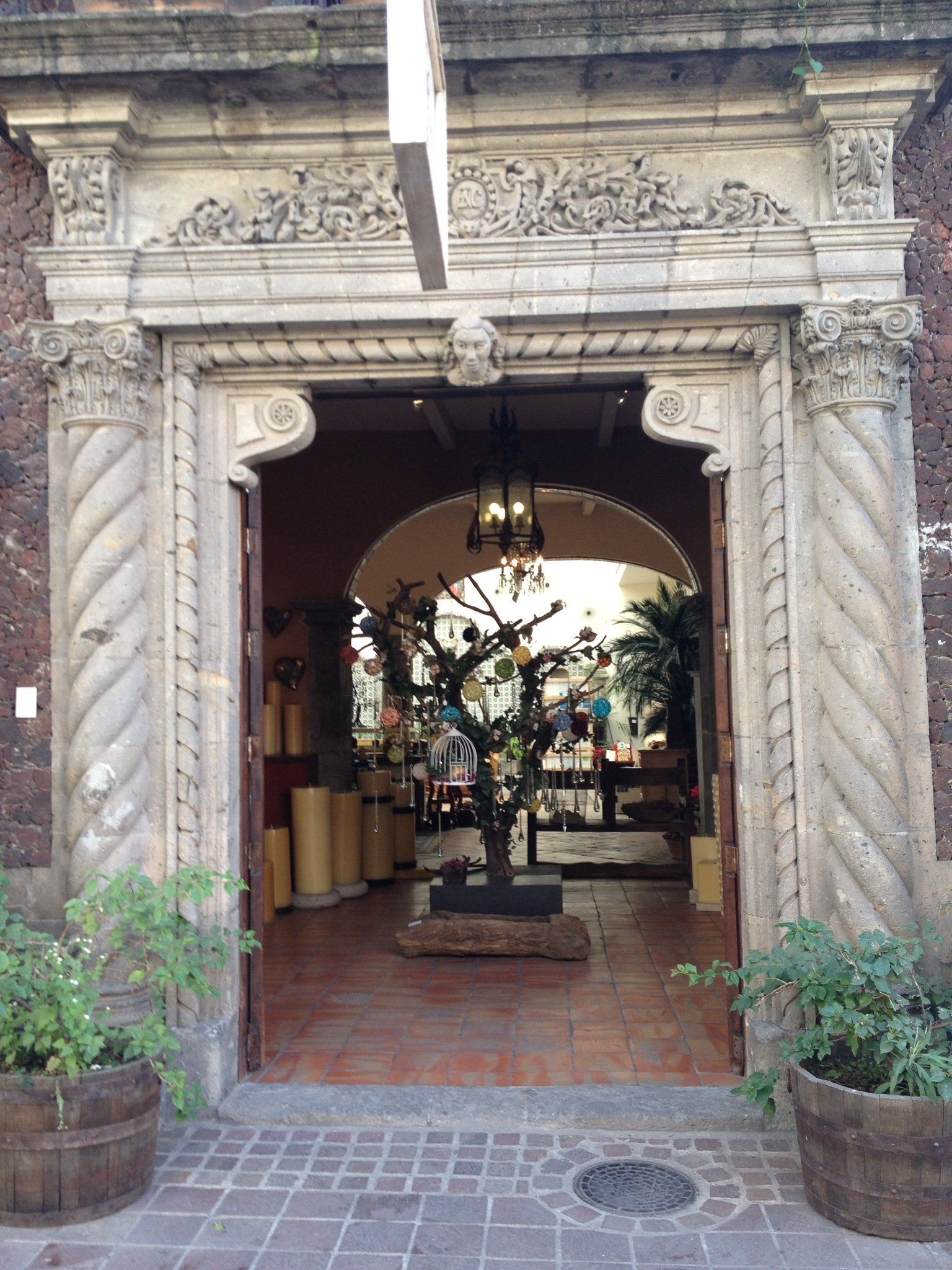 Eine Tür mit einem Baum in der Mitte