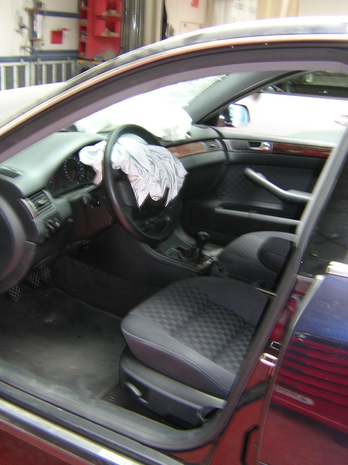 Das Innere eines Autos mit einem kaputten Lenkrad