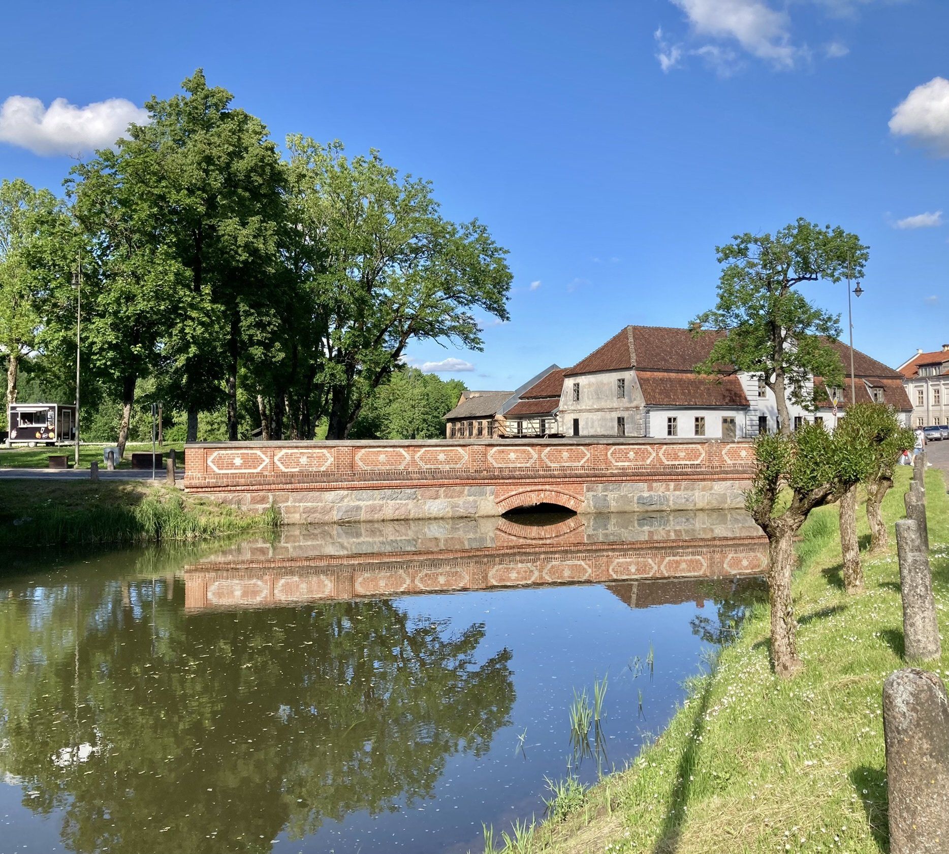 Eine Brücke über ein Gewässer mit einem Haus im Hintergrund