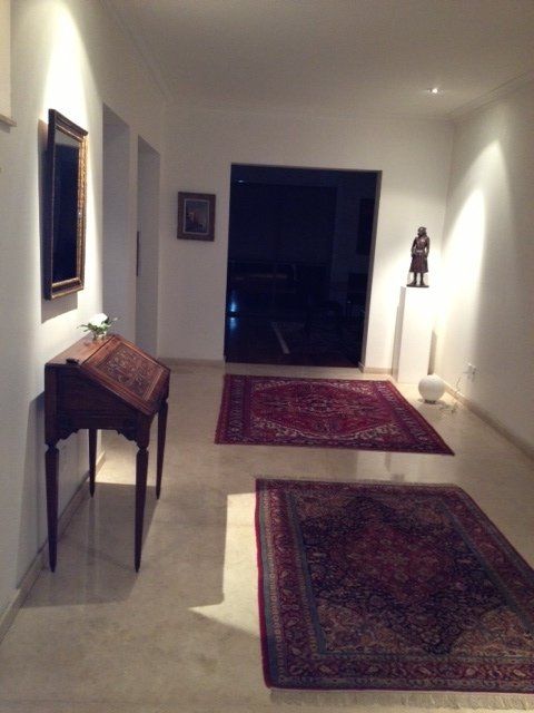 Ein Flur mit zwei Teppichen und einem Schreibtisch