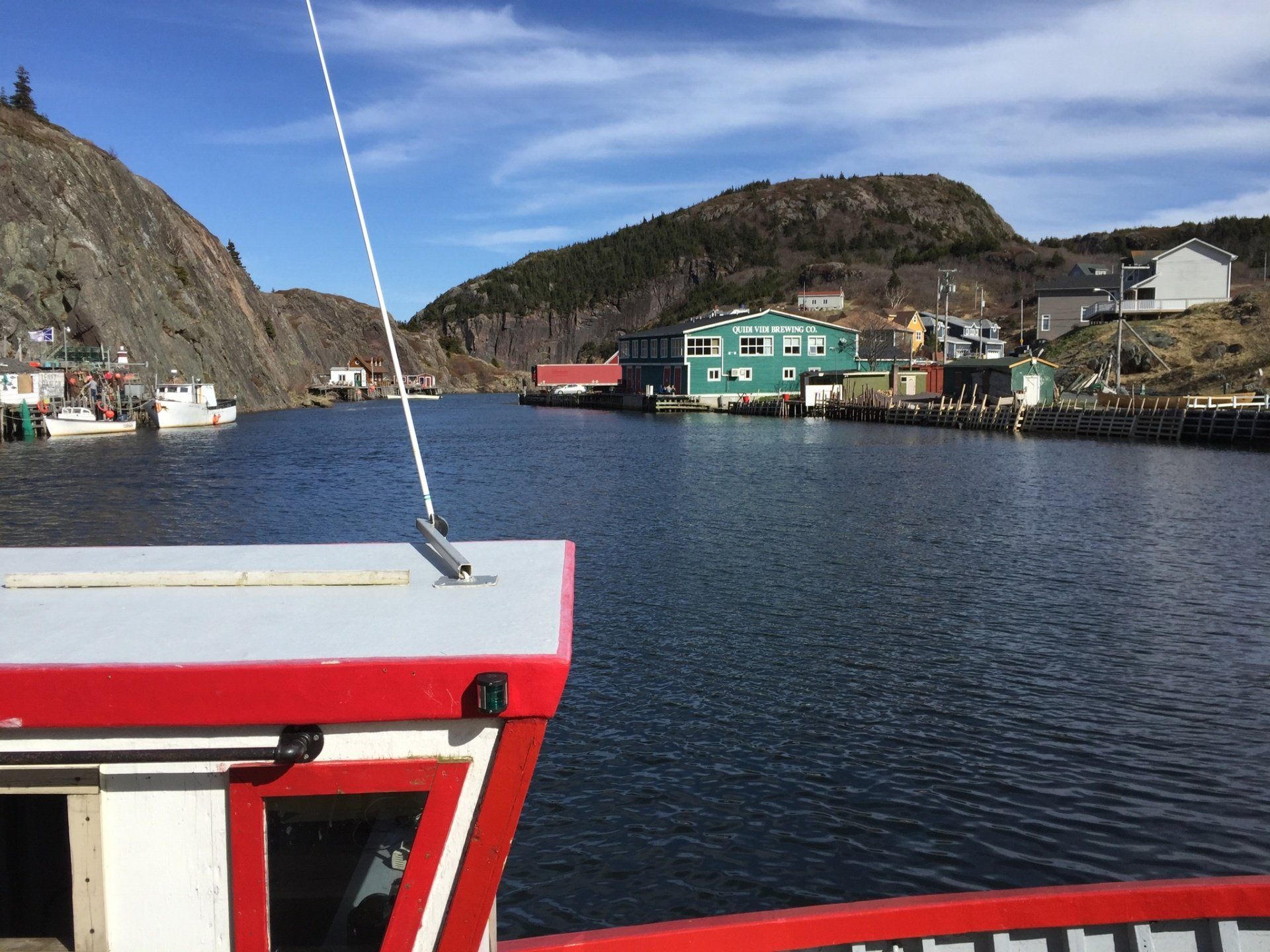 Ein rot-weißes Boot schwimmt auf einem Gewässer